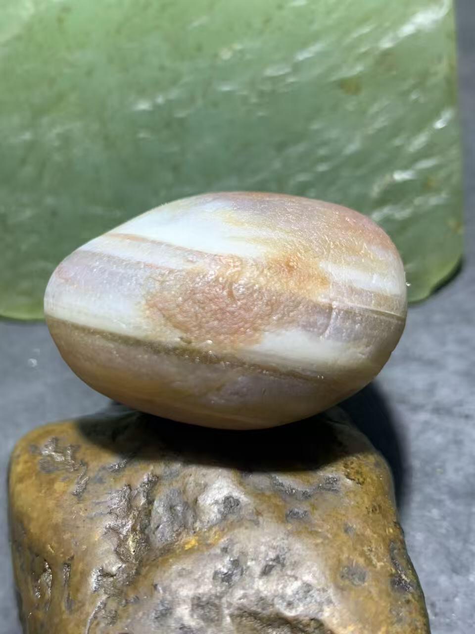 精美川料红白水冲籽南红玛瑙原石一颗，