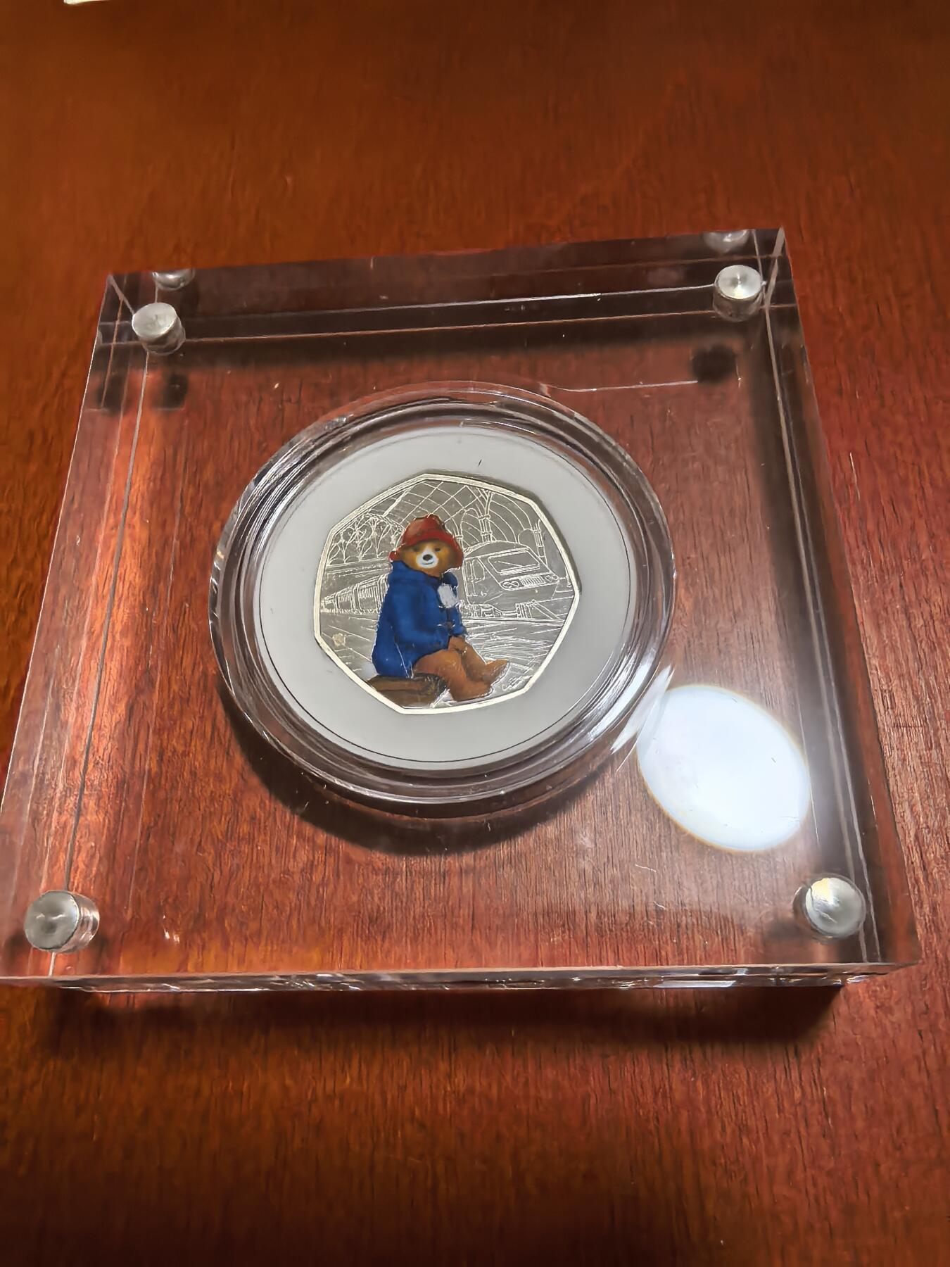 长老汇蛇年精选第九十一场拍卖 2018英国帕丁顿熊50便士彩色七边精制银币，925银，6万枚，市场价500元