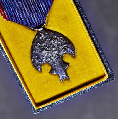 【俄甄集藏】2026年(046)01-07 星期三 晚 19:30 全场包邮 - 中华民国伪满洲国1935年纪念溥仪访日纪念奖章，银质原盒，酱彩包浆，保存完好