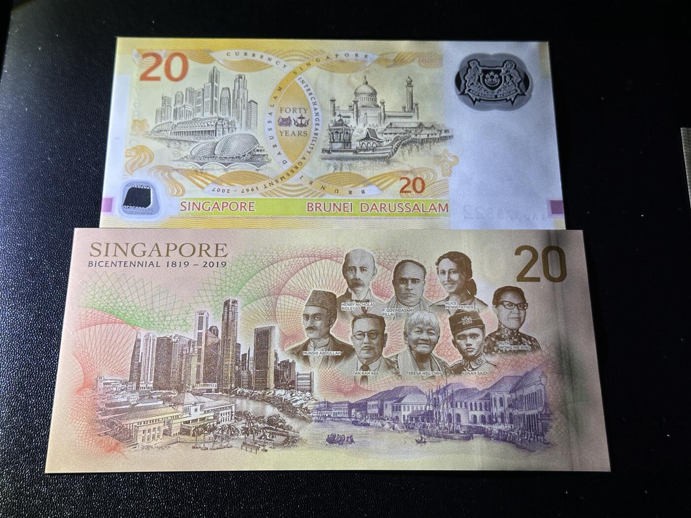 《外钞收藏家》第五百九十九期（畅拍场）（本平台长期征集拍品、欢迎藏友们联系合作） 新加坡20元 2张纪念钞一起 全新UNC