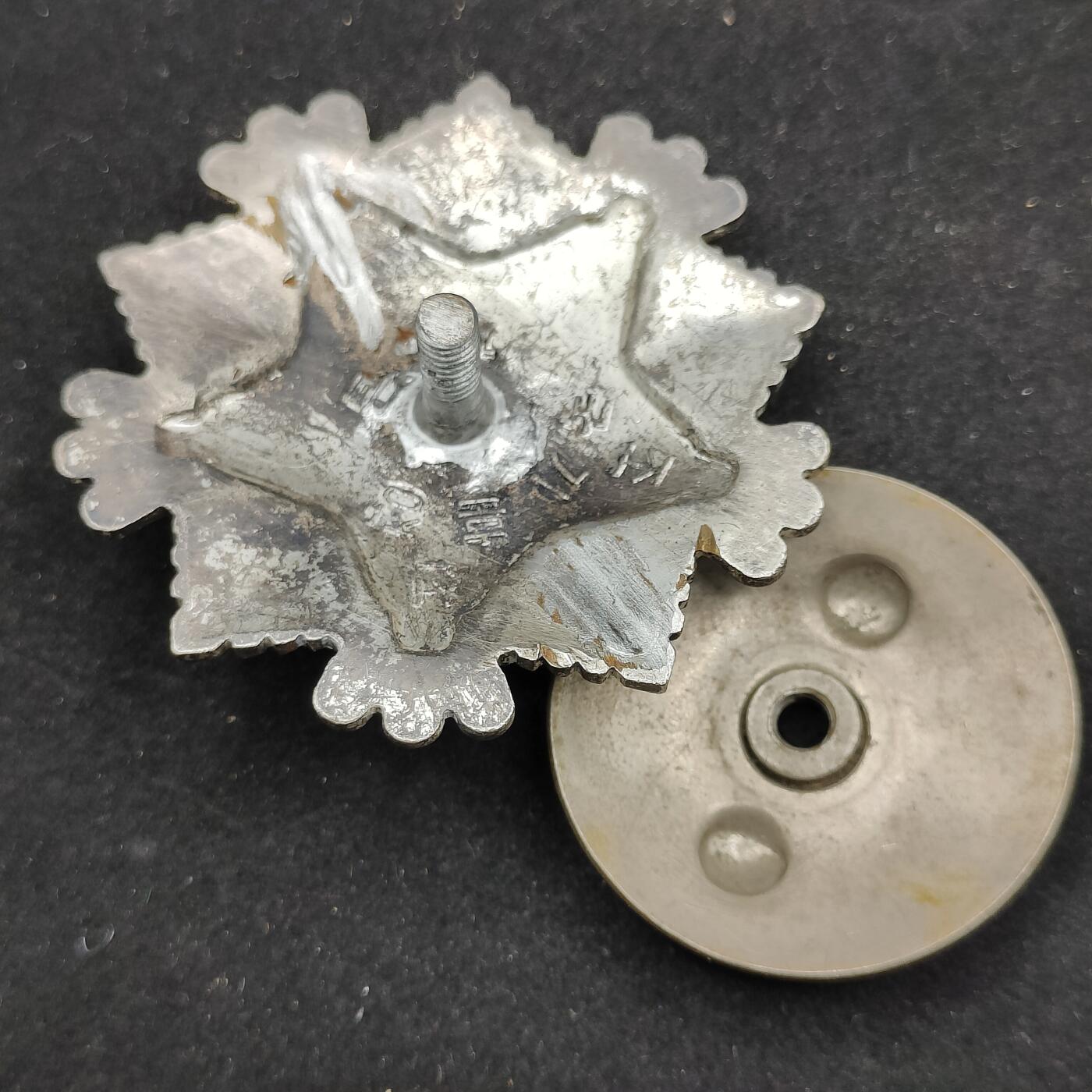 0元起拍勋章 第322期 咸鱼国勋章拍卖专场 1月4日（周日）下午6：00开始 朝鲜三级国旗勋章 别针改盘扣