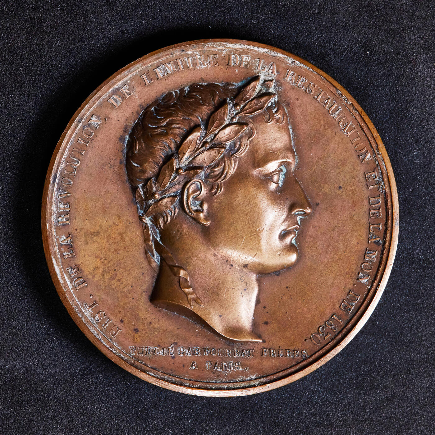 【俄甄集藏】2026年(046)01-07 星期三 晚 19:30 全场包邮 法国1830年拿破仑一世头像纪念路易十八恢复拿破仑历史地位高浮雕大铜章，直径：52mm，重量：73.73克，设计精美
