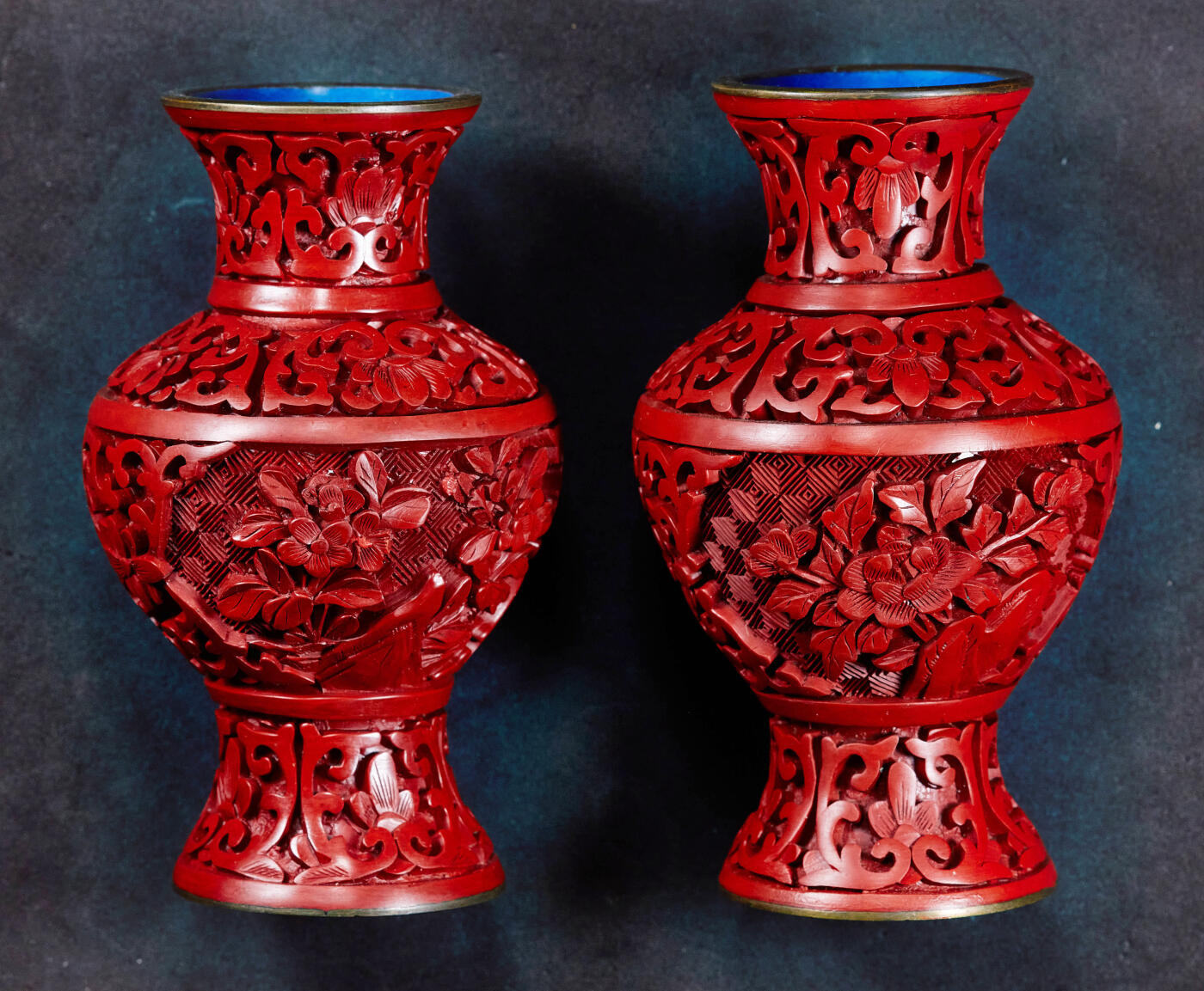 【俄甄集藏】2026年(046)01-07 星期三 晚 19:30 全场包邮 中国1950-1970年代出口换汇时期剔红漆器花瓶两支一对，铜胎蓝瓷底，满工纹饰，高：105mm，宽直径：60mm，底座：40mm