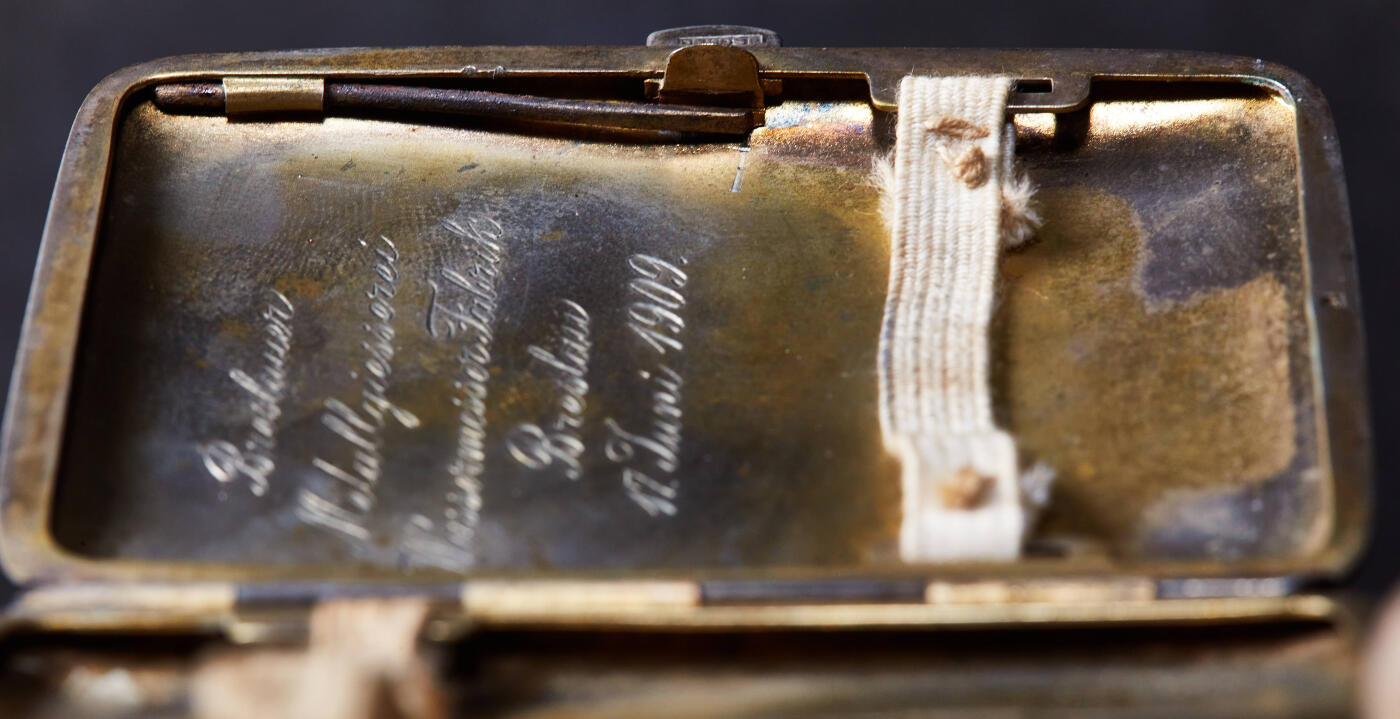 【俄甄集藏】2026年(046)01-07 星期三 晚 19:30 全场包邮 德国1909年内镀金古董银烟盒，长：85mm，宽：60mm，厚：13mm，重量：65.53克，内有铭文