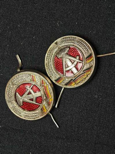 罗岚⭐爱藏⭐甄选专拍第三场-分享拍场赚佣（实体店在建中···） - 民主德国人民军军官珐琅帽徽一对
