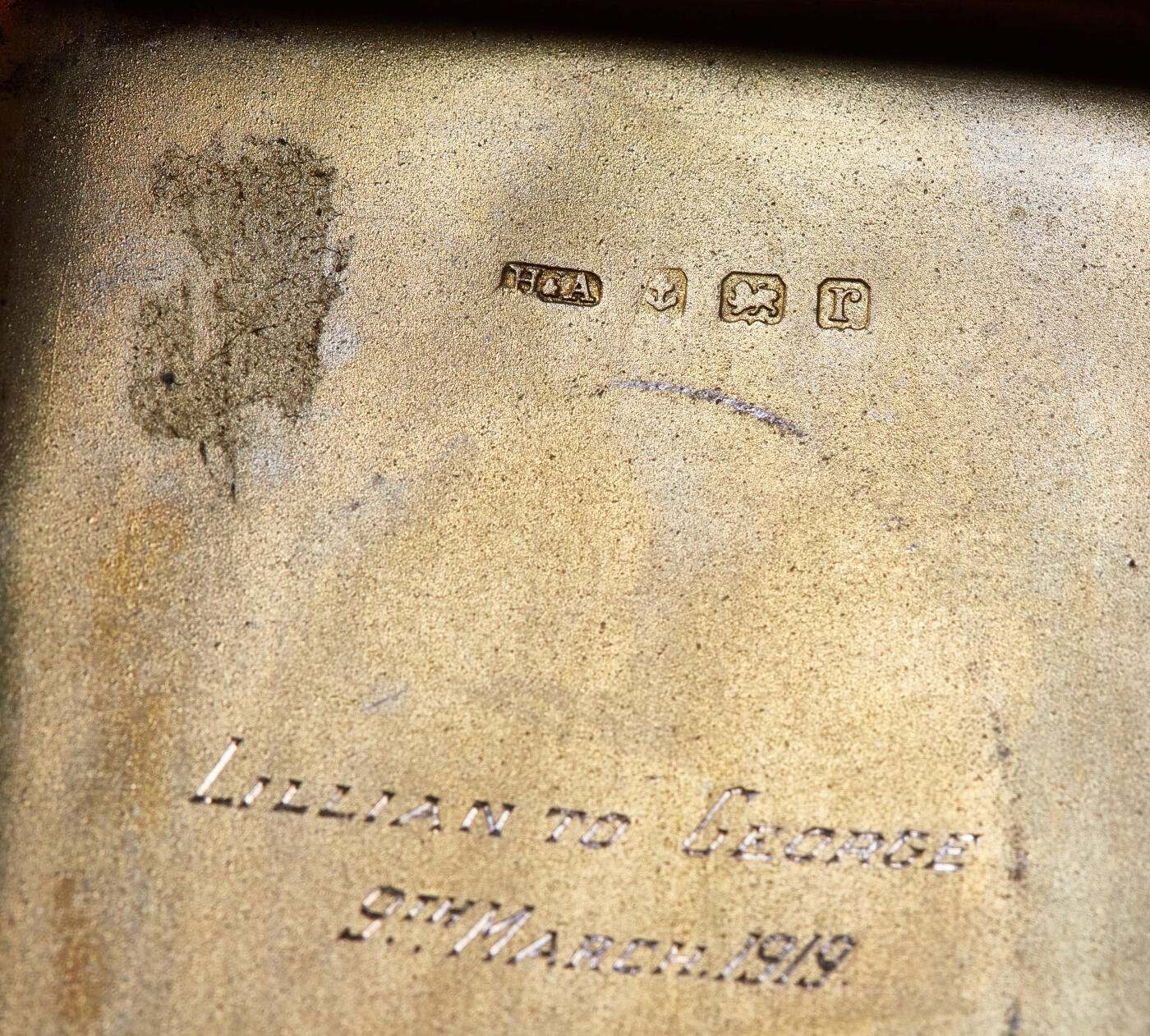 【俄甄集藏】2026年(046)01-07 星期三 晚 19:30 全场包邮 英国伯明翰1919年霍顿与奥尔迪制银公司出品内镀金古董银烟盒，长：86mm，宽：68mm，厚：20mm，重量：118.68克，内有铭文