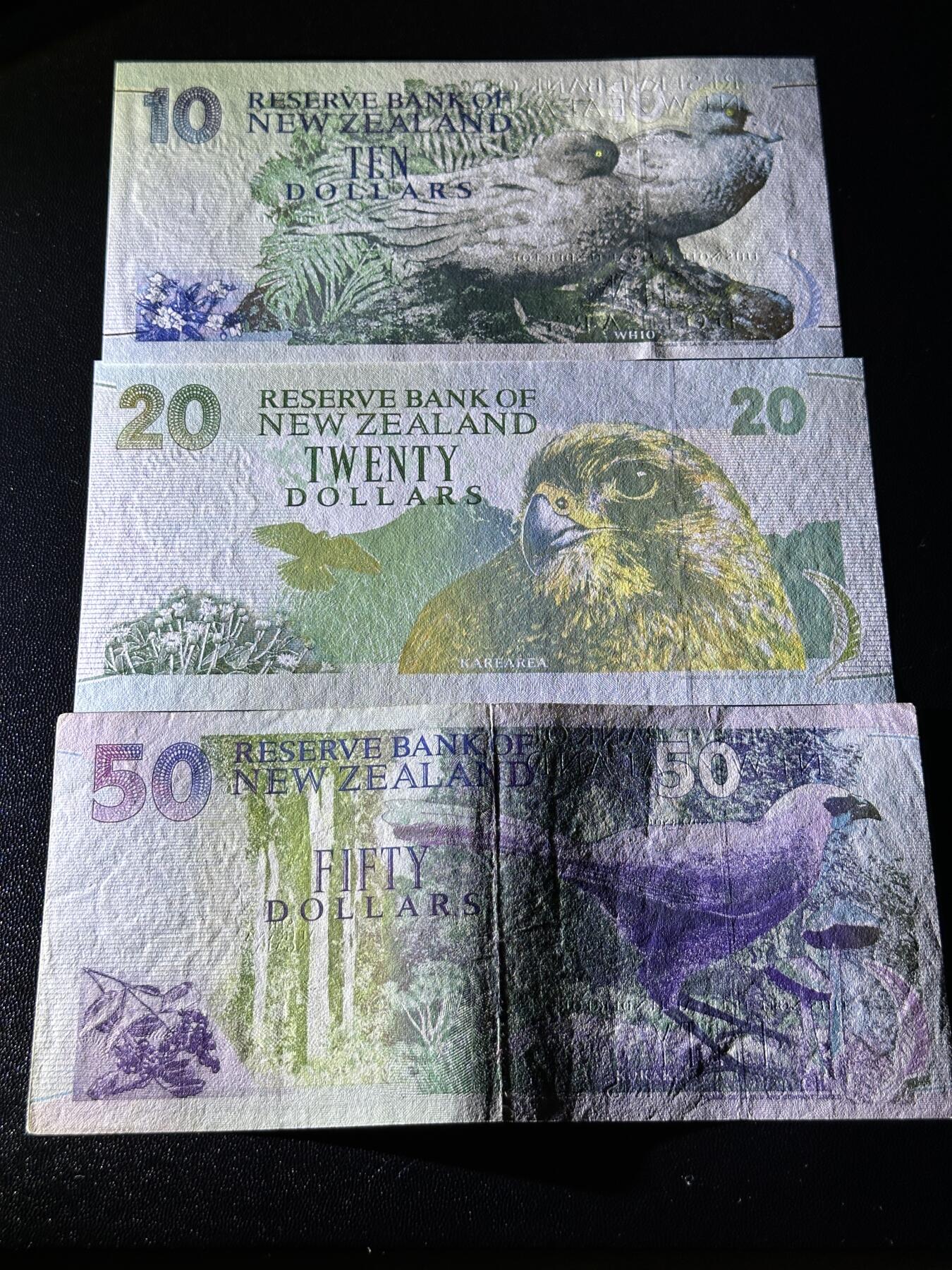 《外钞收藏家》第五百九十九期（畅拍场）（本平台长期征集拍品、欢迎藏友们联系合作） 新西兰10和20元UNC-/50元非全新一起