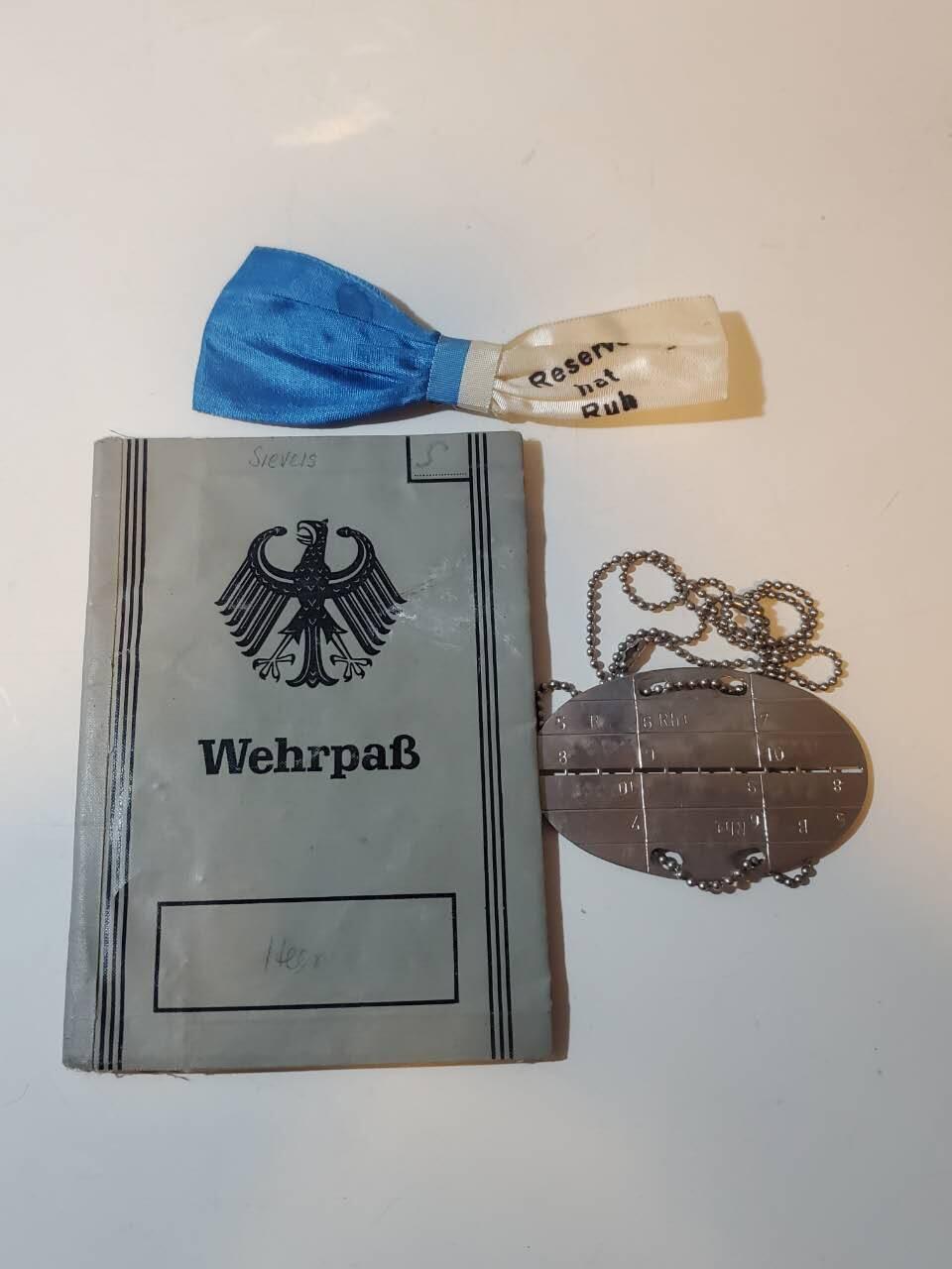 韵星假日拍卖第三十五期 -- Rimey Holidays Auction 34 联邦德国（西德）士兵证套证 Sievers Friedhelm 带有士兵证 记录了其服役状态和刻字实发狗牌 和服役纪念别针