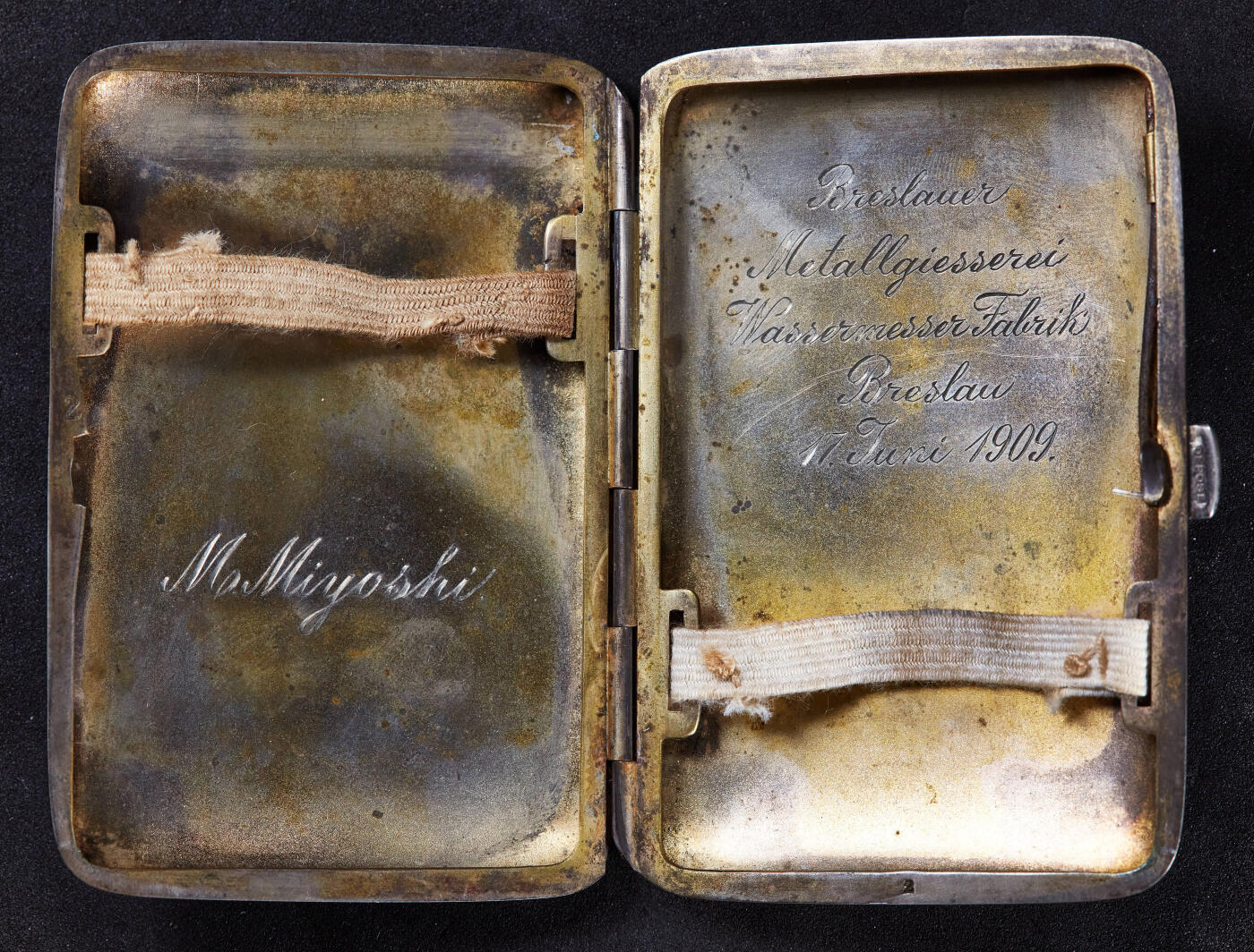 【俄甄集藏】2026年(046)01-07 星期三 晚 19:30 全场包邮 德国1909年内镀金古董银烟盒，长：85mm，宽：60mm，厚：13mm，重量：65.53克，内有铭文