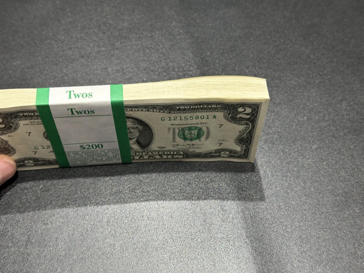 《外钞收藏家》第五百九十九期（畅拍场）（本平台长期征集拍品、欢迎藏友们联系合作） 2013年美国2美元 标准100连号 高位无47 尾801 全新