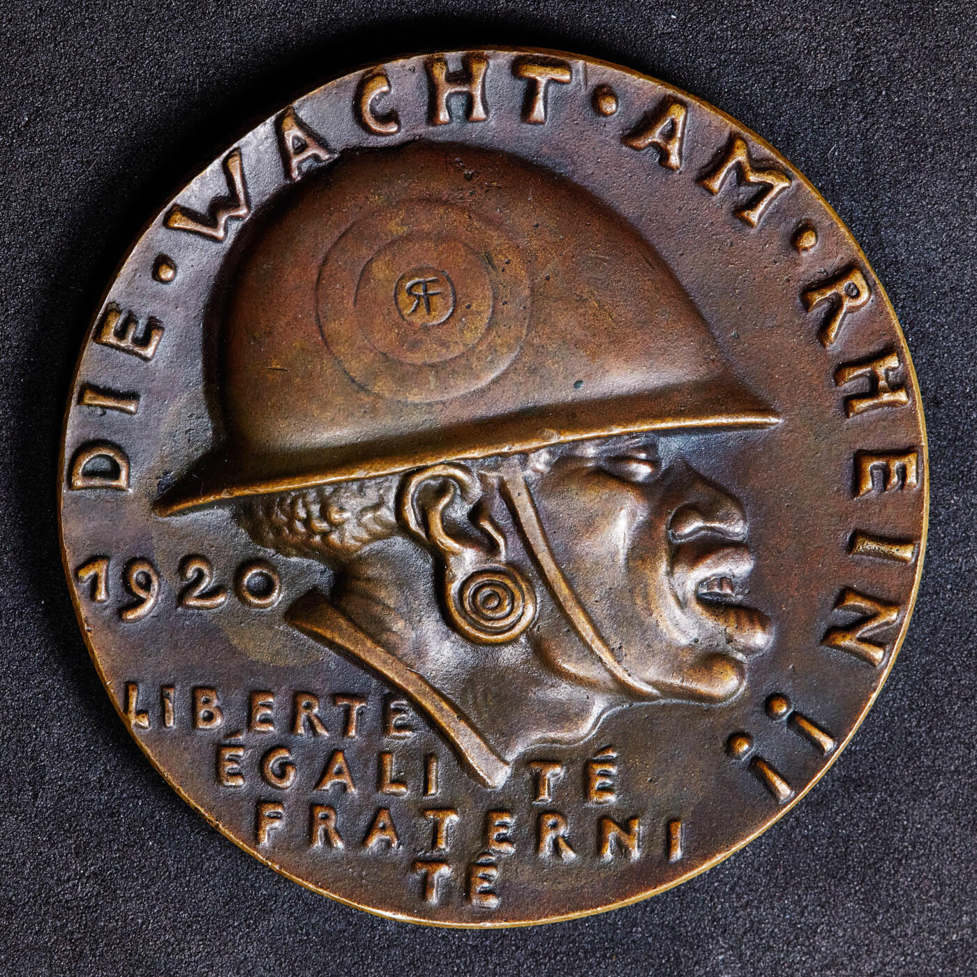 【俄甄集藏】2026年(046)01-07 星期三 晚 19:30 全场包邮 德国1920年原铸黑色耻辱大铜章，卡尔·哥茨作品，直径：55mm，重量：53.29g，德国一战后宣扬战败耻辱和民族种族仇恨的纪念章之一，名誉品种