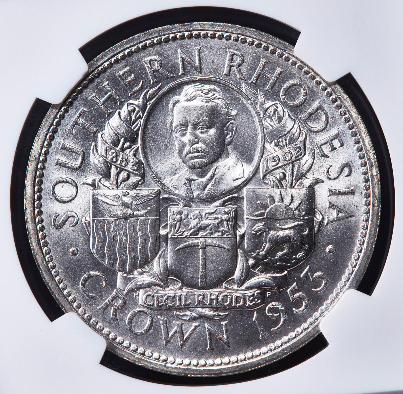 【俄甄集藏】2026年(046)01-07 星期三 晚 19:30 全场包邮 英属南罗德西亚1953年伊丽莎白二世纪念殖民者、金融家、政治家塞西尔·约翰·罗兹诞辰百年1克朗大银币，NGC MS64，经典品种，重28.28克，50%银