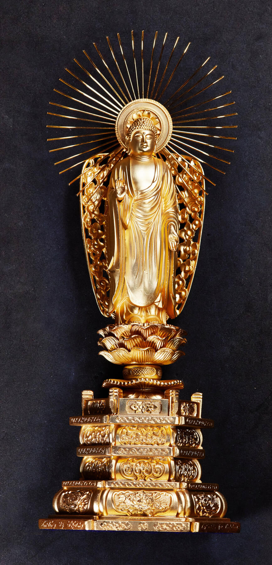 【俄甄集藏】2026年(046)01-07 星期三 晚 19:30 全场包邮 日本现代名家工艺释迦牟尼铜镀金立体佛像，原盒带证，高：240mm，底座直径：95mm，重量：810克，开脸好，金水足