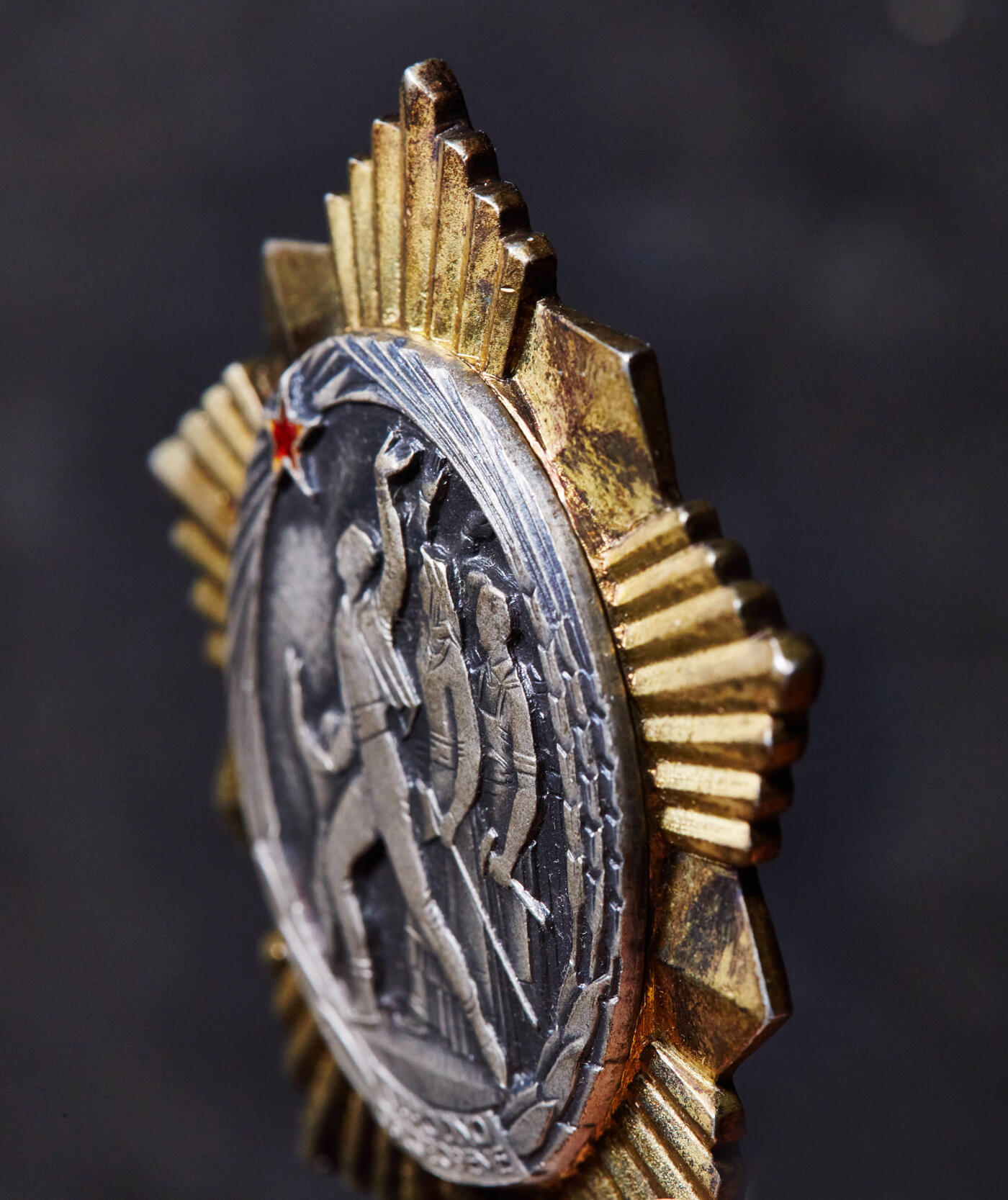 【俄甄集藏】2026年(046)01-07 星期三 晚 19:30 全场包邮 南斯拉夫1943年轮版解放勋章，银质镀金局部珐琅，81号，尺寸：35mm x 45mm，重量：50.22克，南斯拉夫勋章里的高等级品种