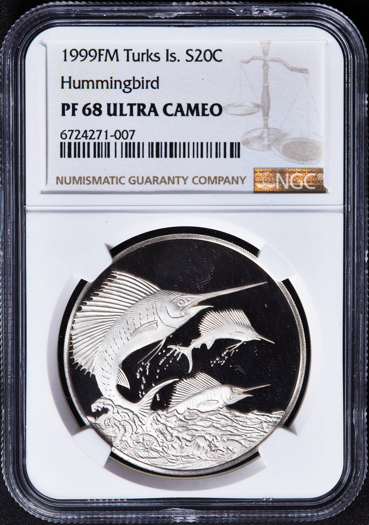 【俄甄集藏】2026年(046)01-07 星期三 晚 19:30 全场包邮 英属特克斯和凯科斯群岛1999年FM版马林旗鱼20克朗精制大银币，NGC PF68UC，设计精美，重33.37克，999银，盒子边缘有小磕