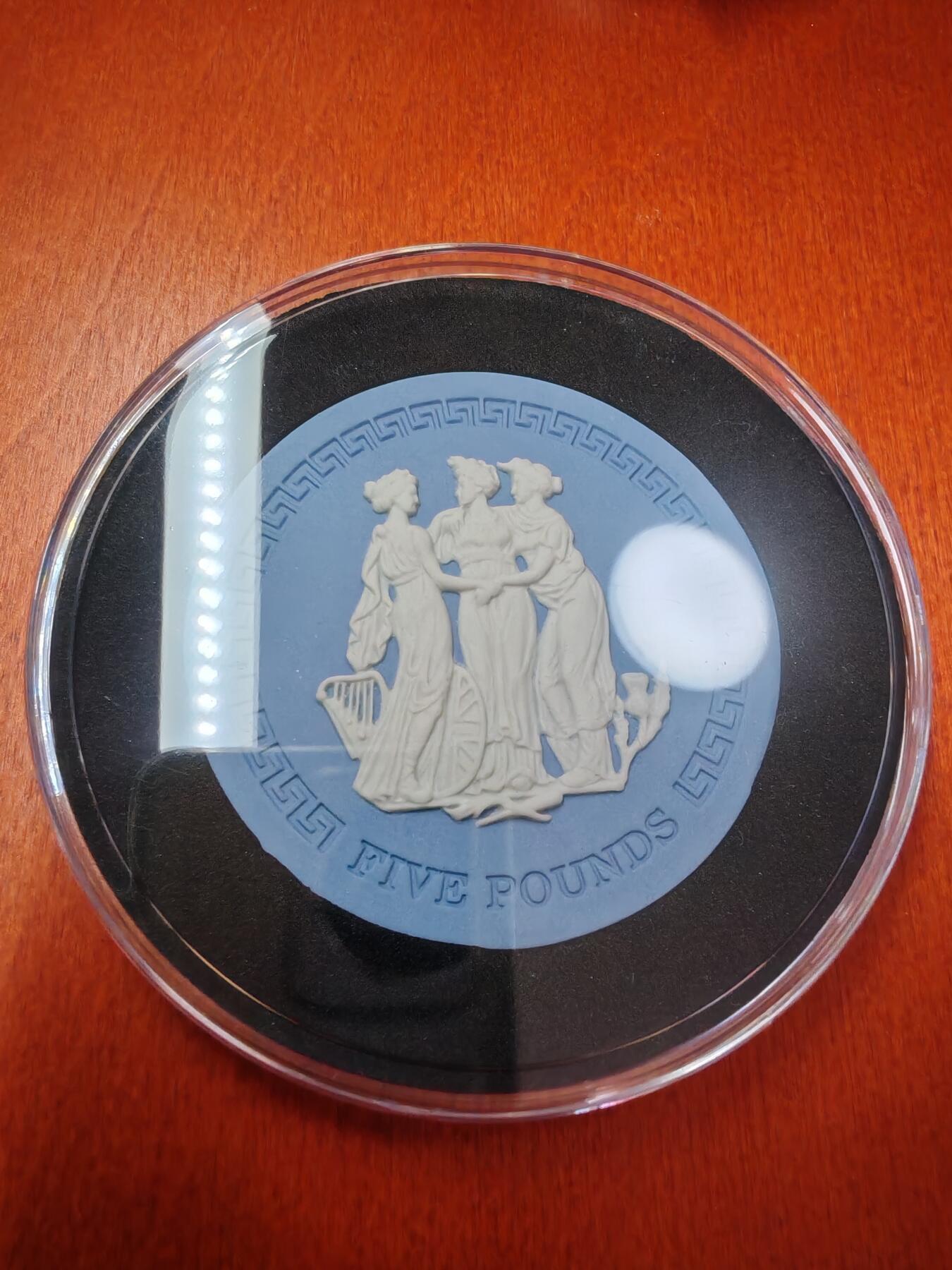 长老汇蛇年精选第九十一场拍卖 2018英国韦奇伍德美惠三女神5镑陶瓷币，盒证全，3000枚