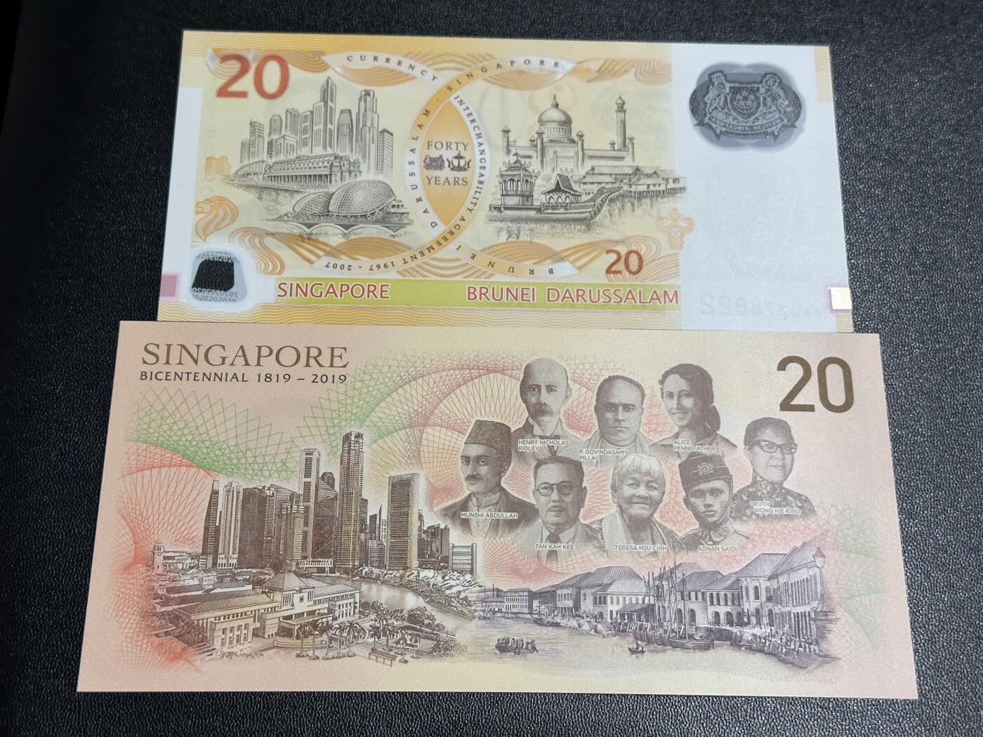 《外钞收藏家》第五百九十九期（畅拍场）（本平台长期征集拍品、欢迎藏友们联系合作） 新加坡20元 2张纪念钞一起 全新UNC