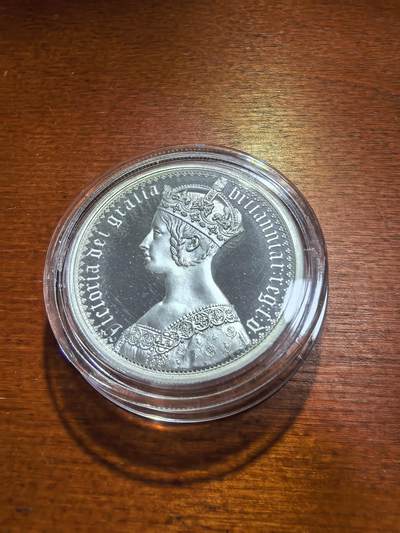 长老汇蛇年精选第九十一场拍卖 - 2021英国伟大的雕刻师系列维多利亚哥特肖像5英镑精制银币，2盎司999银，3750枚，盒证全