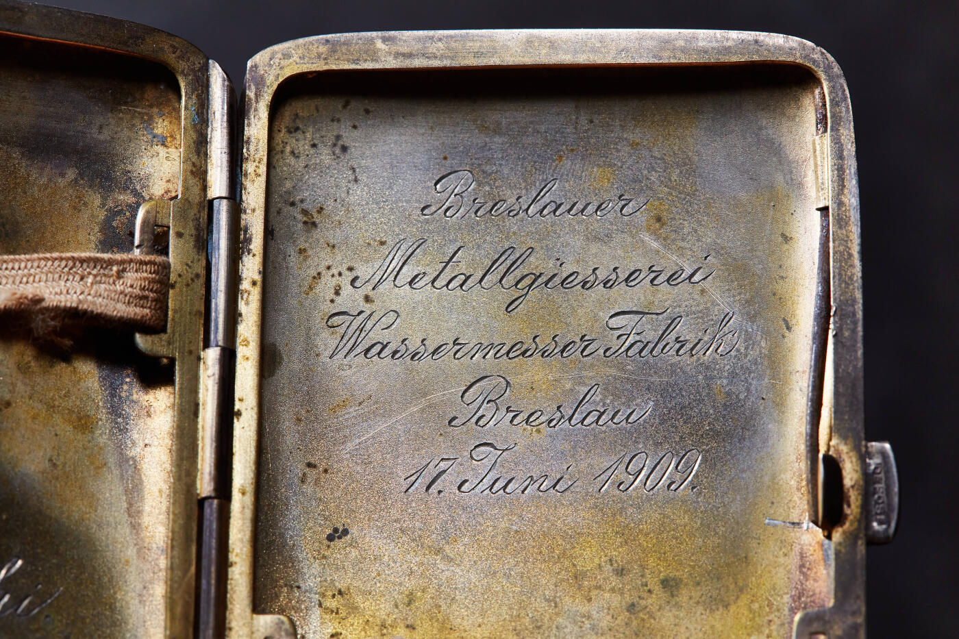 【俄甄集藏】2026年(046)01-07 星期三 晚 19:30 全场包邮 德国1909年内镀金古董银烟盒，长：85mm，宽：60mm，厚：13mm，重量：65.53克，内有铭文