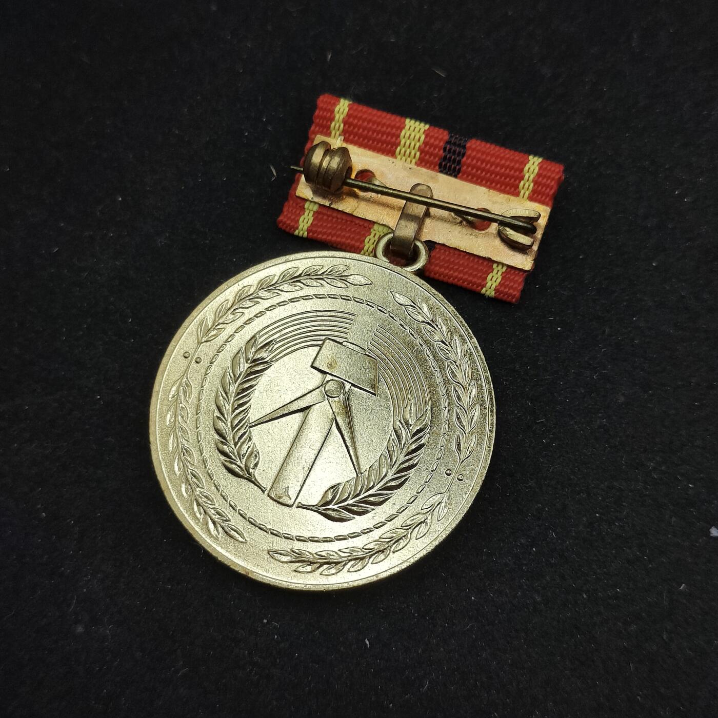 0元起拍勋章 第322期 咸鱼国勋章拍卖专场 1月4日（周日）下午6：00开始 东德金级工战队功绩章