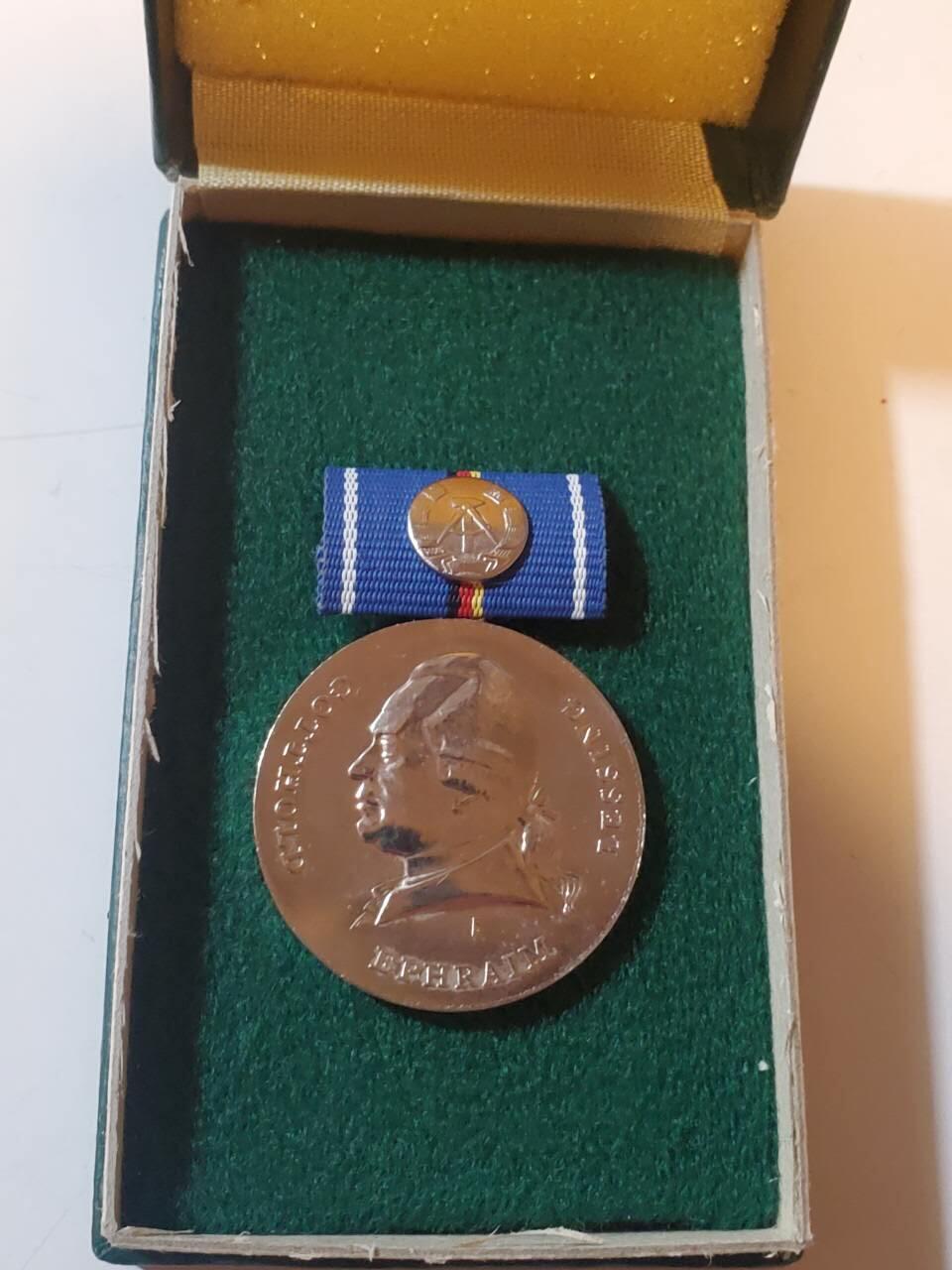 韵星假日拍卖第三十五期 -- Rimey Holidays Auction 34 民主德国银级莱辛奖章 库存品相 铜镀银 带早期仿皮原盒