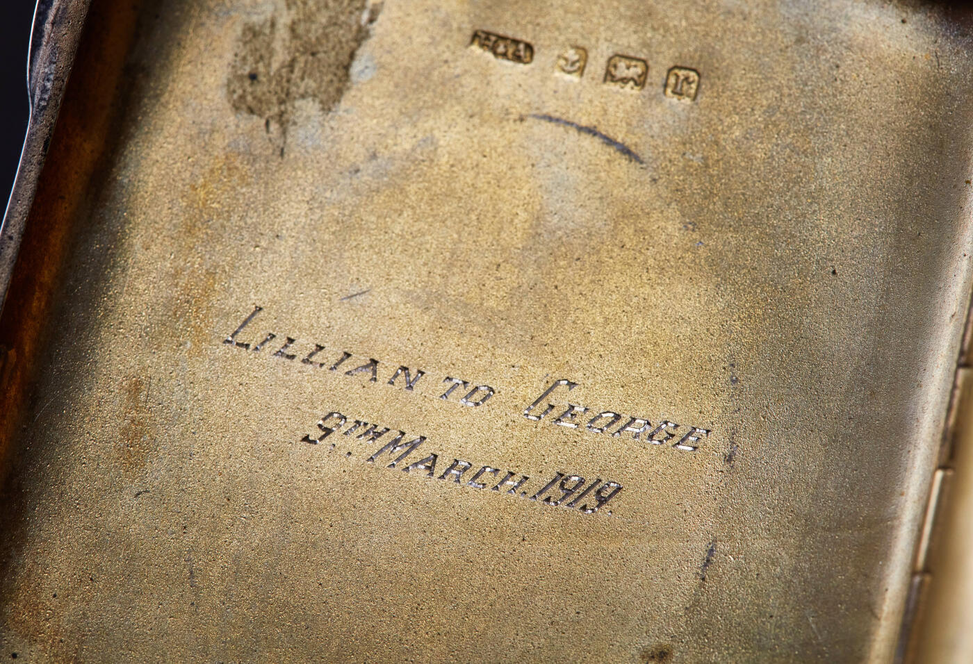 【俄甄集藏】2026年(046)01-07 星期三 晚 19:30 全场包邮 英国伯明翰1919年霍顿与奥尔迪制银公司出品内镀金古董银烟盒，长：86mm，宽：68mm，厚：20mm，重量：118.68克，内有铭文