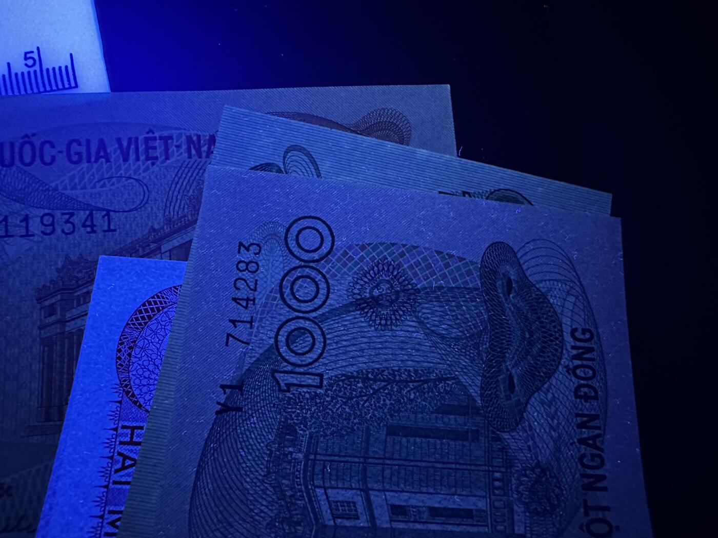 《外钞收藏家》第五百九十九期（畅拍场）（本平台长期征集拍品、欢迎藏友们联系合作） 赞比亚50和100（AA） 两张全新+越南20-1000盾全新个别轻微潮