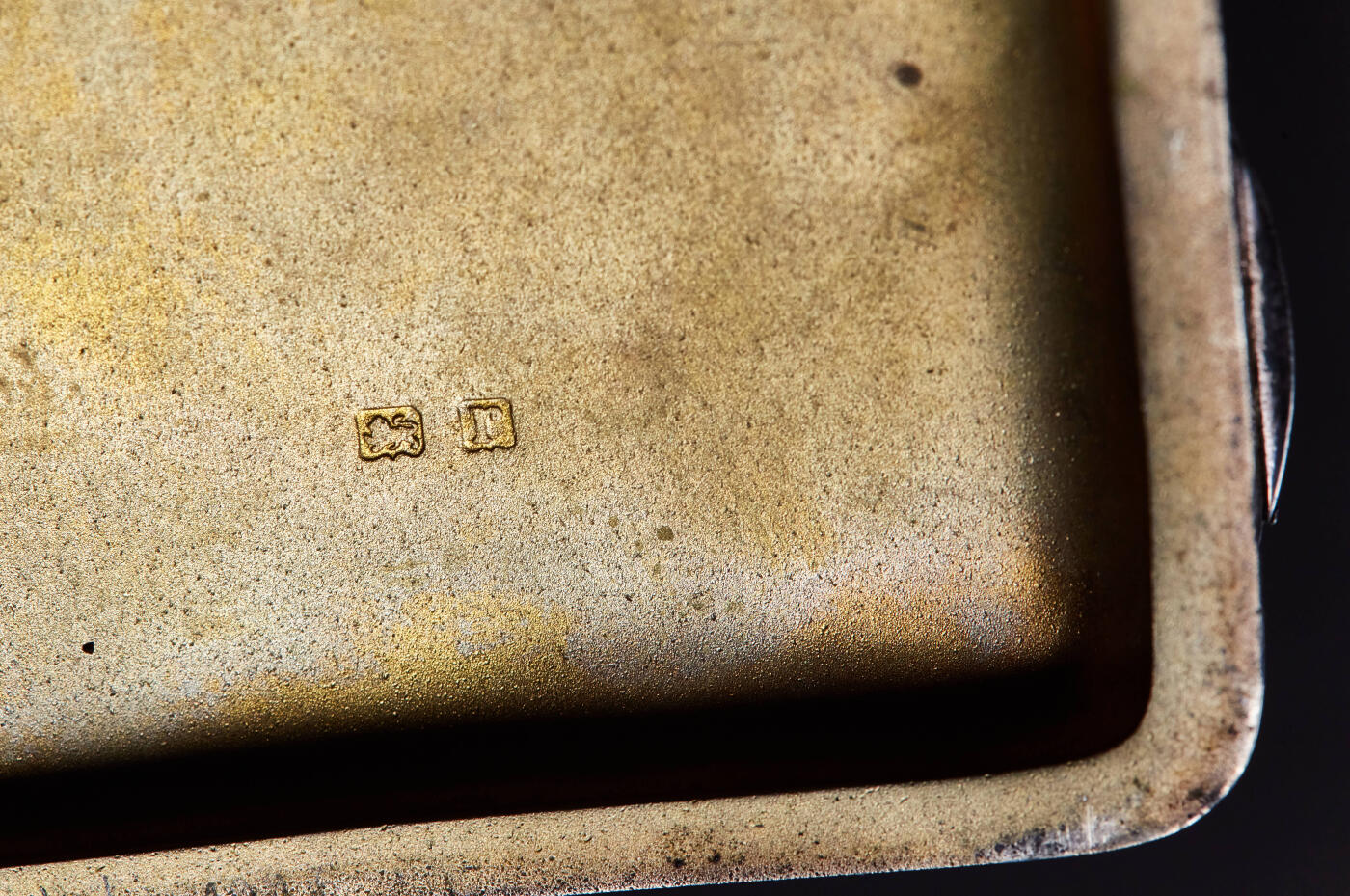 【俄甄集藏】2026年(046)01-07 星期三 晚 19:30 全场包邮 英国伯明翰1919年霍顿与奥尔迪制银公司出品内镀金古董银烟盒，长：86mm，宽：68mm，厚：20mm，重量：118.68克，内有铭文