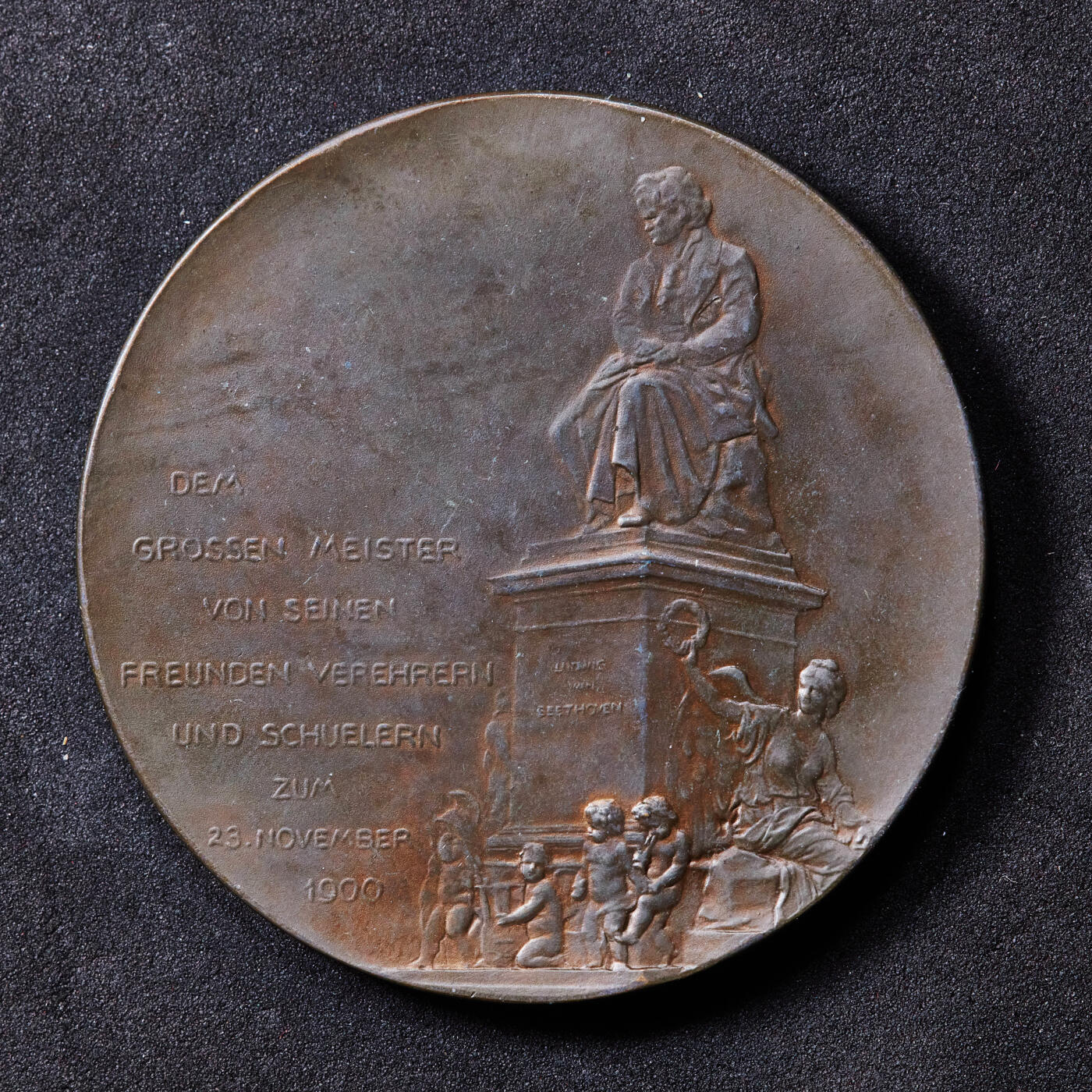【俄甄集藏】2026年(046)01-07 星期三 晚 19:30 全场包邮 奥地利1900年纪念雕塑家卡斯帕·冯·祖姆布什70寿辰大铜章，背面为其代表作维也纳贝多芬纪念碑，直径：55mm，重量：74.35克