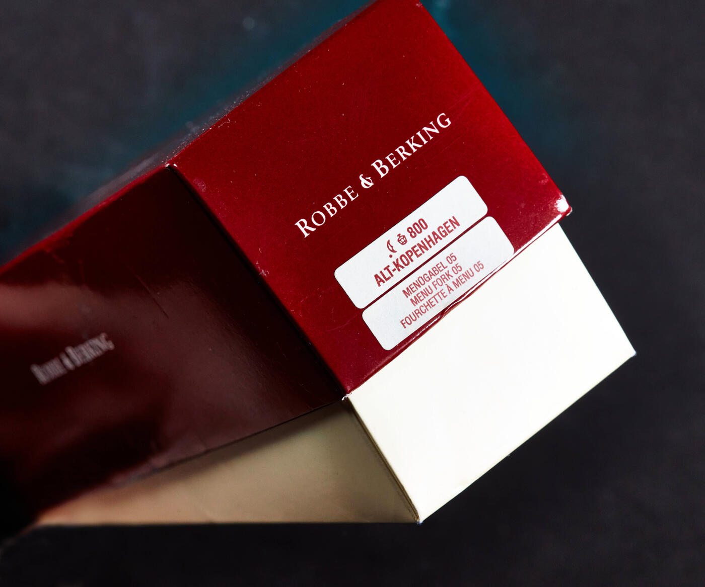 【俄甄集藏】2026年(046)01-07 星期三 晚 19:30 全场包邮 德国著名罗比&伯克顶级银器工坊（1874年成立）出品现代复刻19世纪丹麦（老哥本哈根）比德迈风格刻花银质餐叉6支一套，酒红色丝绒收纳袋与硬盒包装，餐叉长：193mm，宽：20mm，重量：405.47克，800银标为历史复刻，实物为925银，全新品相，银器收藏里的奢饰品，设计精美