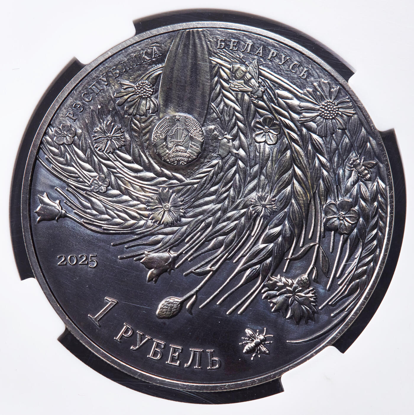 【俄甄集藏】2026年(046)01-07 星期三 晚 19:30 全场包邮 白俄罗斯2025年纪念世界反法西斯胜利80周年1卢布仿古纪念币，信泰 MS69，热门品种，康乃馨的红色点睛之笔，直径50mm，重57克，发行量5000枚