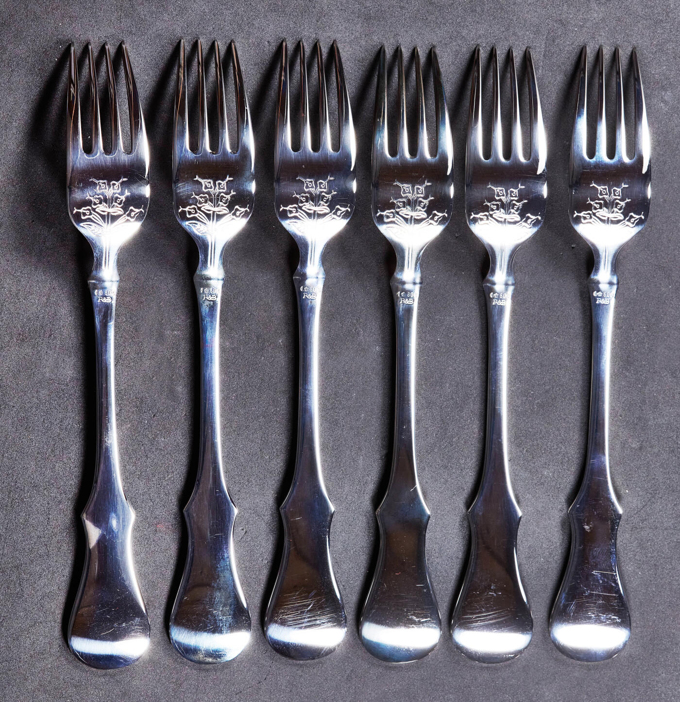 【俄甄集藏】2026年(046)01-07 星期三 晚 19:30 全场包邮 德国著名罗比&伯克顶级银器工坊（1874年成立）出品现代复刻19世纪丹麦（老哥本哈根）比德迈风格刻花银质餐叉6支一套，酒红色丝绒收纳袋与硬盒包装，餐叉长：193mm，宽：20mm，重量：405.47克，800银标为历史复刻，实物为925银，全新品相，银器收藏里的奢饰品，设计精美