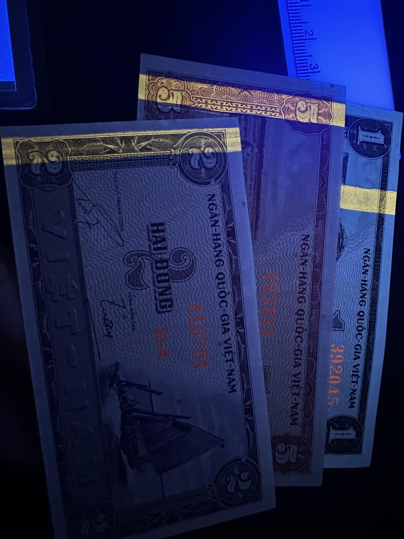 《外钞收藏家》第五百九十九期（畅拍场）（本平台长期征集拍品、欢迎藏友们联系合作） 1955年越南1、2、5盾 3张一起 全新不绝 轻微瑕疵