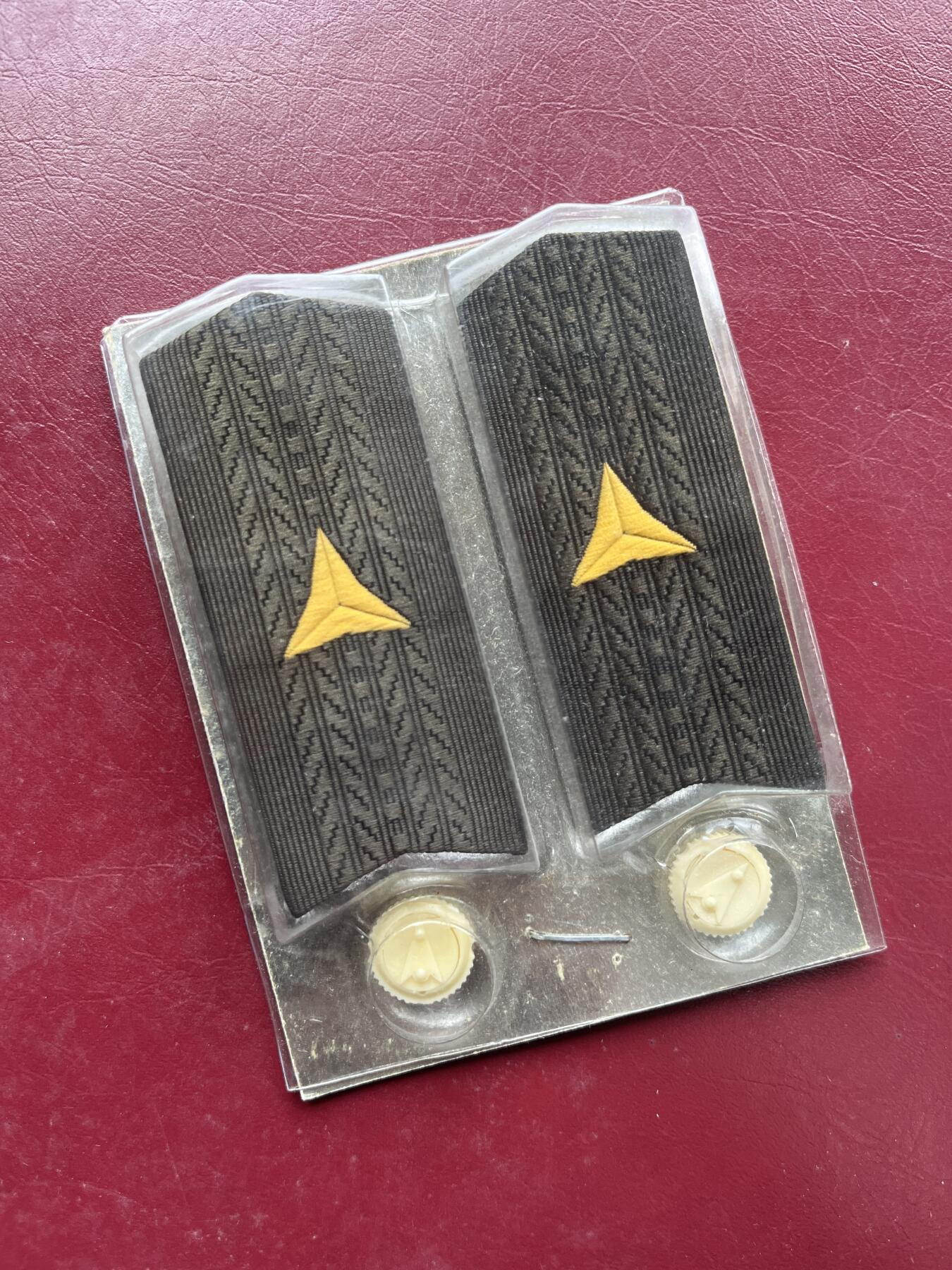 八九十年代朝鲜刺绣丝织章专场拍卖 九十年代朝鲜社会主义国家苏式原始状态丝织章