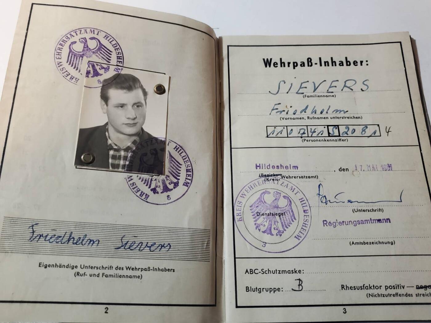 韵星假日拍卖第三十五期 -- Rimey Holidays Auction 34 联邦德国（西德）士兵证套证 Sievers Friedhelm 带有士兵证 记录了其服役状态和刻字实发狗牌 和服役纪念别针
