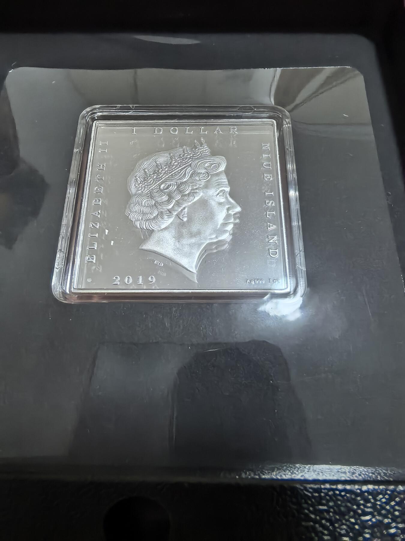 长老汇蛇年精选第九十一场拍卖  2019纽埃名画魏思勒的母亲1元彩色方形精制银币，盒证全，市场价750元