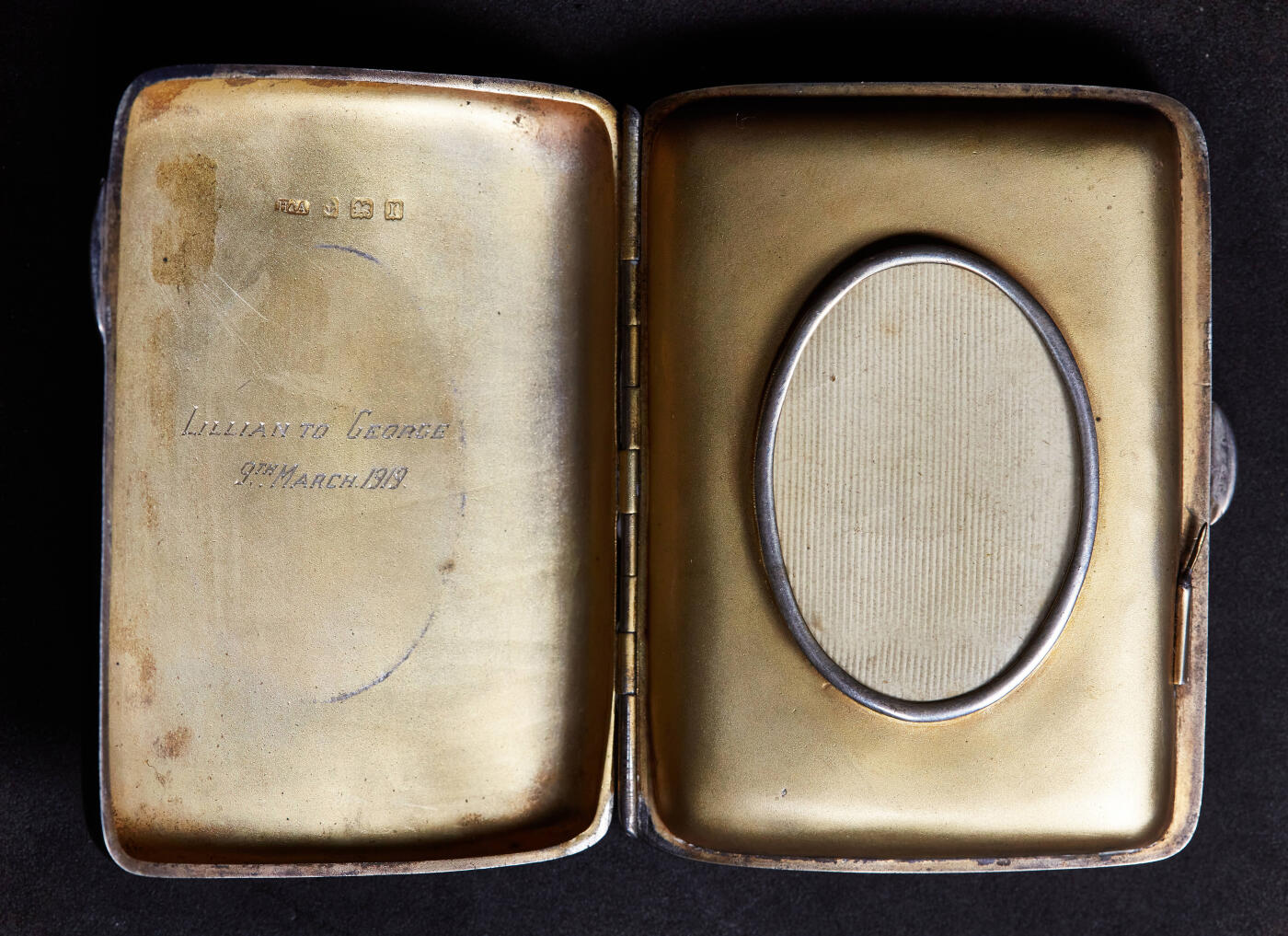 【俄甄集藏】2026年(046)01-07 星期三 晚 19:30 全场包邮 英国伯明翰1919年霍顿与奥尔迪制银公司出品内镀金古董银烟盒，长：86mm，宽：68mm，厚：20mm，重量：118.68克，内有铭文