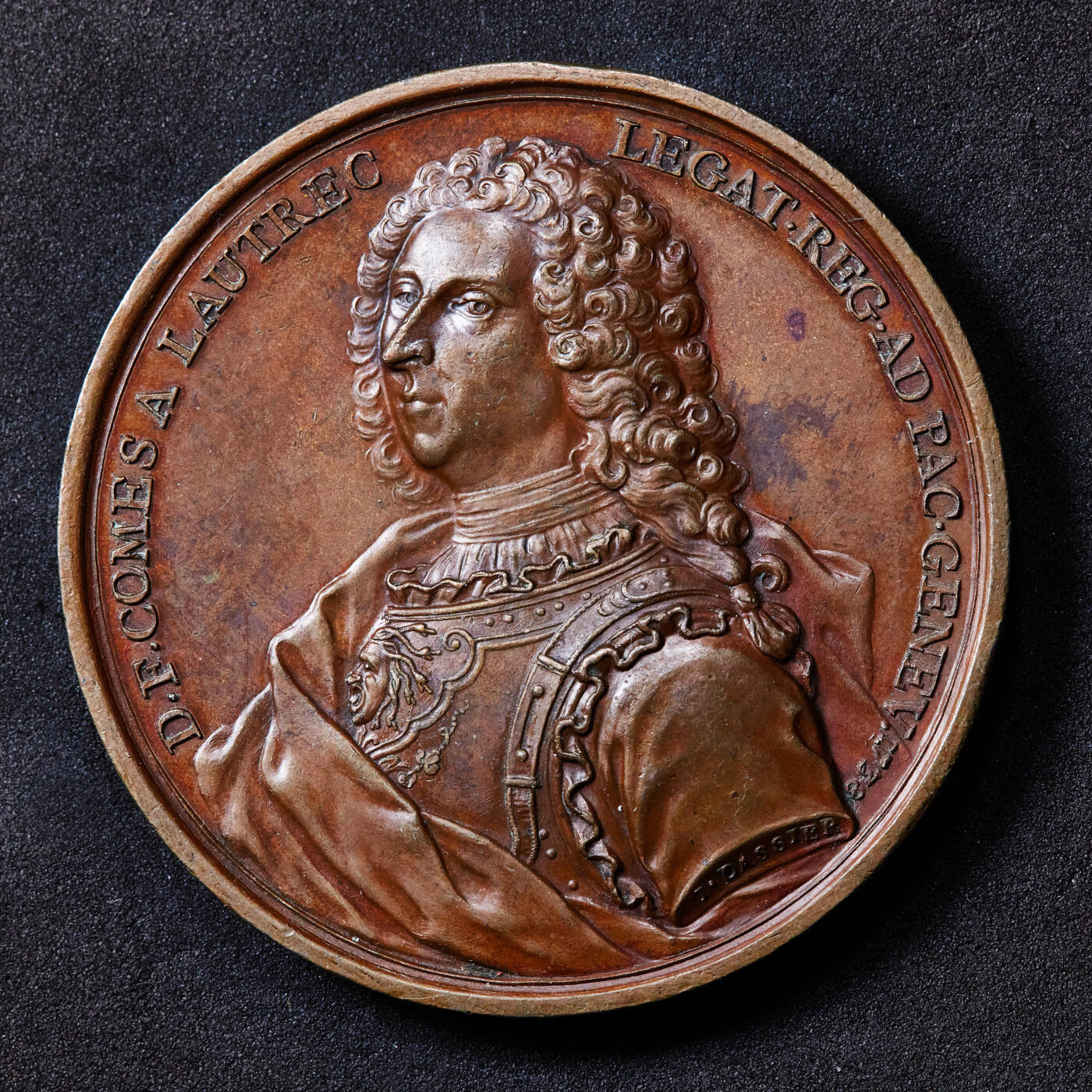 【俄甄集藏】2026年(046)01-07 星期三 晚 19:30 全场包邮 法国1707年纪念艾恩伯爵安妮·朱尔斯·德·诺艾尔斯元帅出访瑞士日内瓦大铜章，直径：54mm，重量：81.58克，高浮雕，巧克力包浆