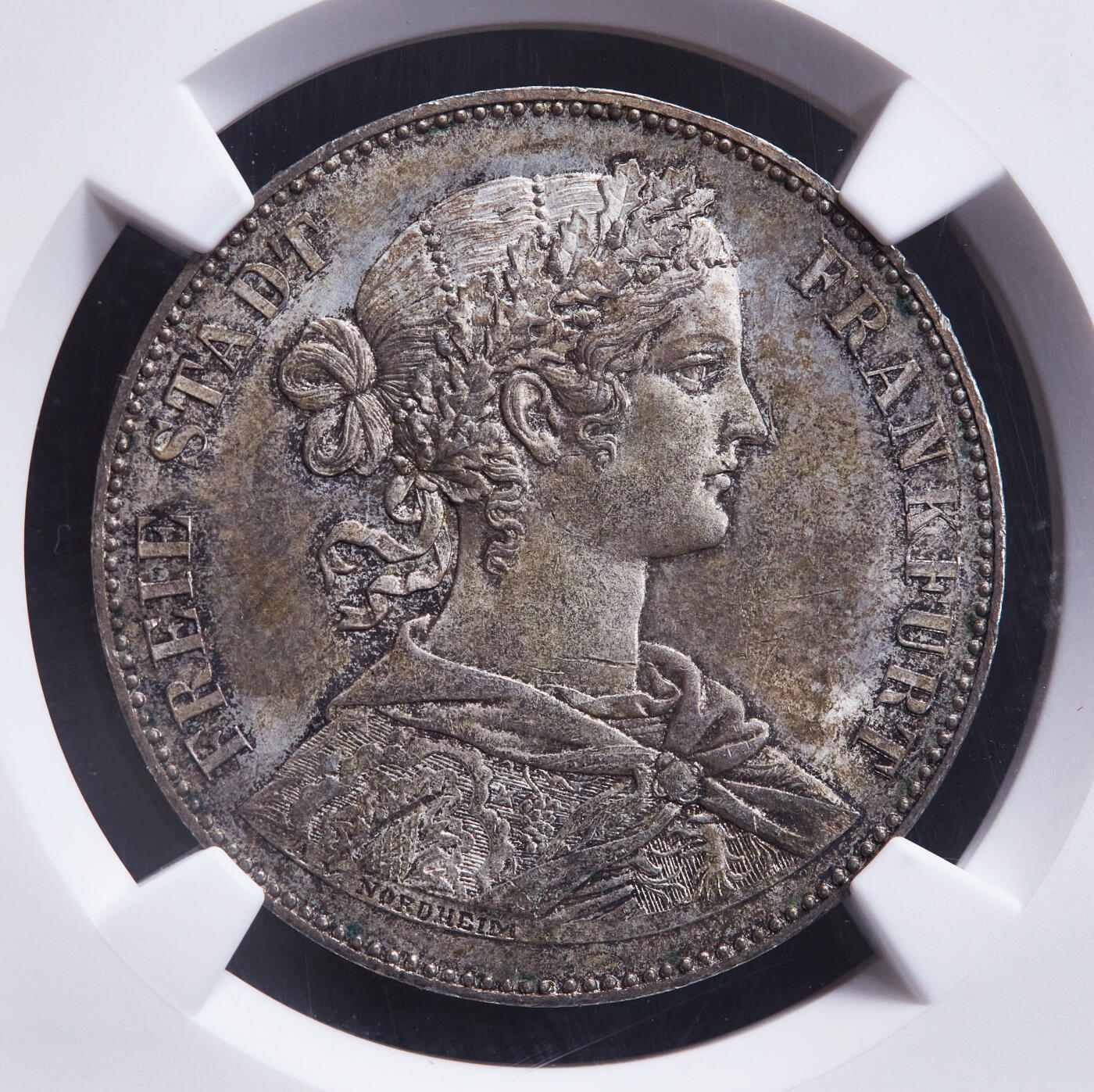 【俄甄集藏】2026年(046)01-07 星期三 晚 19:30 全场包邮 德国法兰克福1859年少女1泰勒银币，NGC MS64，经典品种，黄油彩老包浆，原光品相