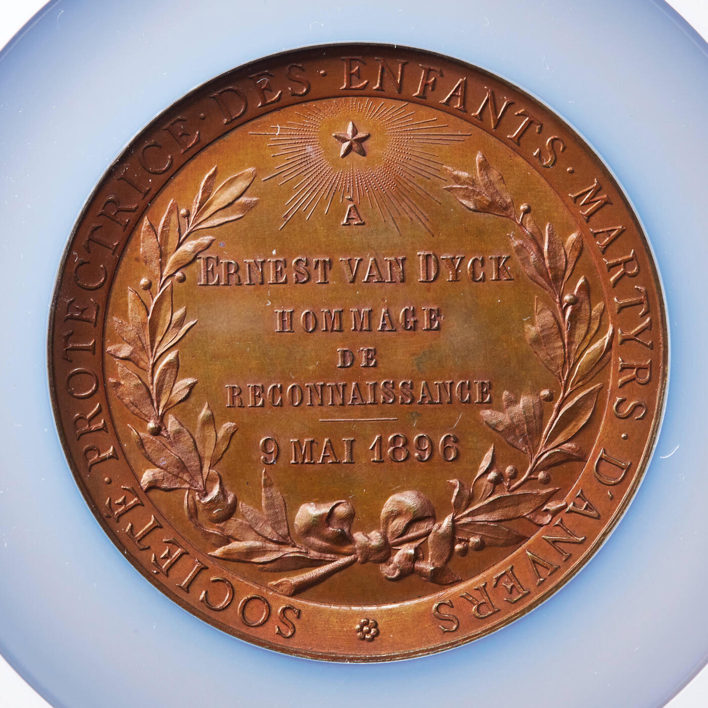 【俄甄集藏】2026年(046)01-07 星期三 晚 19:30 全场包邮 比利时1896年纪念安特卫普儿童保护协会公益大铜章，NGC MS64，高浮雕，原铜光犹在，雕刻名家贝特斯作品，顶级状态，直径66mm