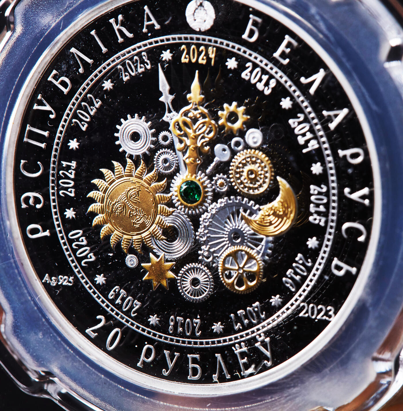 【俄甄集藏】2026年(046)01-07 星期三 晚 19:30 全场包邮 白俄罗斯2023年中国龙年20卢布镶嵌宝石镀金精制大银币，信泰 PF69UC，重33.63克，92.5%银，含纯银1盎司，发行量1199枚
