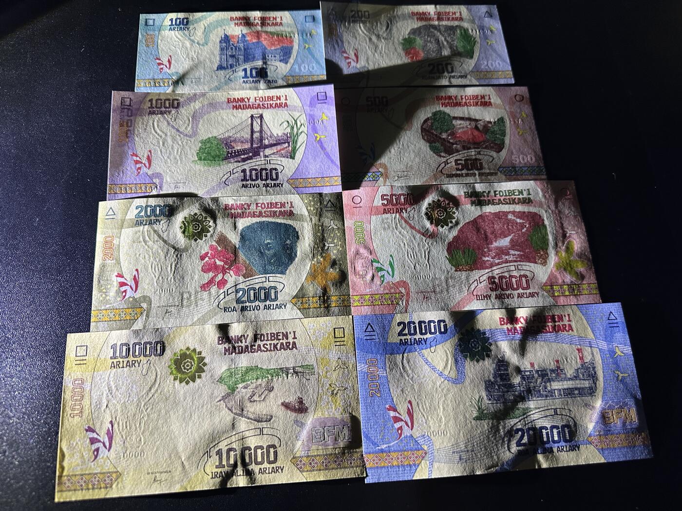 《外钞收藏家》第五百九十九期（畅拍场）（本平台长期征集拍品、欢迎藏友们联系合作） 马达加斯加100-2万面额 8张一起 全新UNC