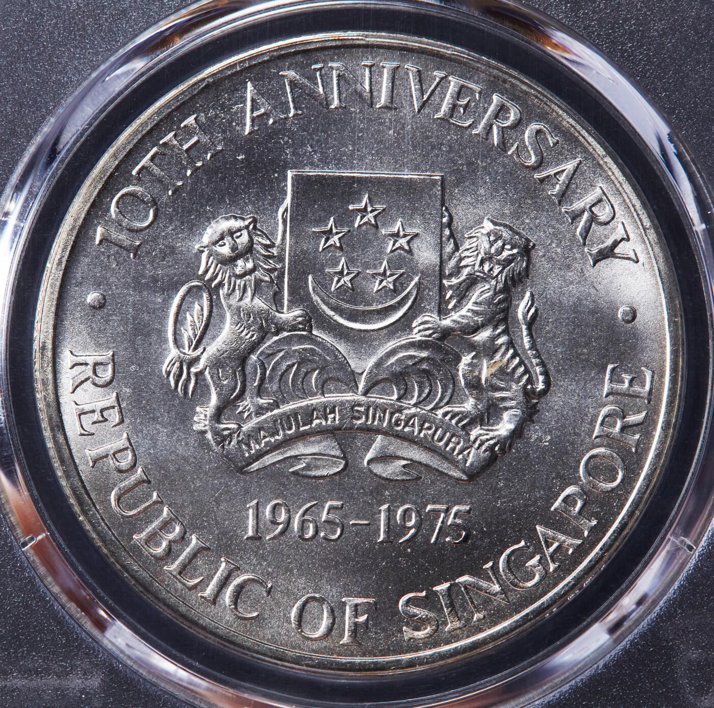 【俄甄集藏】2026年(046)01-07 星期三 晚 19:30 全场包邮 新加坡1975年轮船10元大银币，PCGS MS66，重31.1克，50%银，转光品相