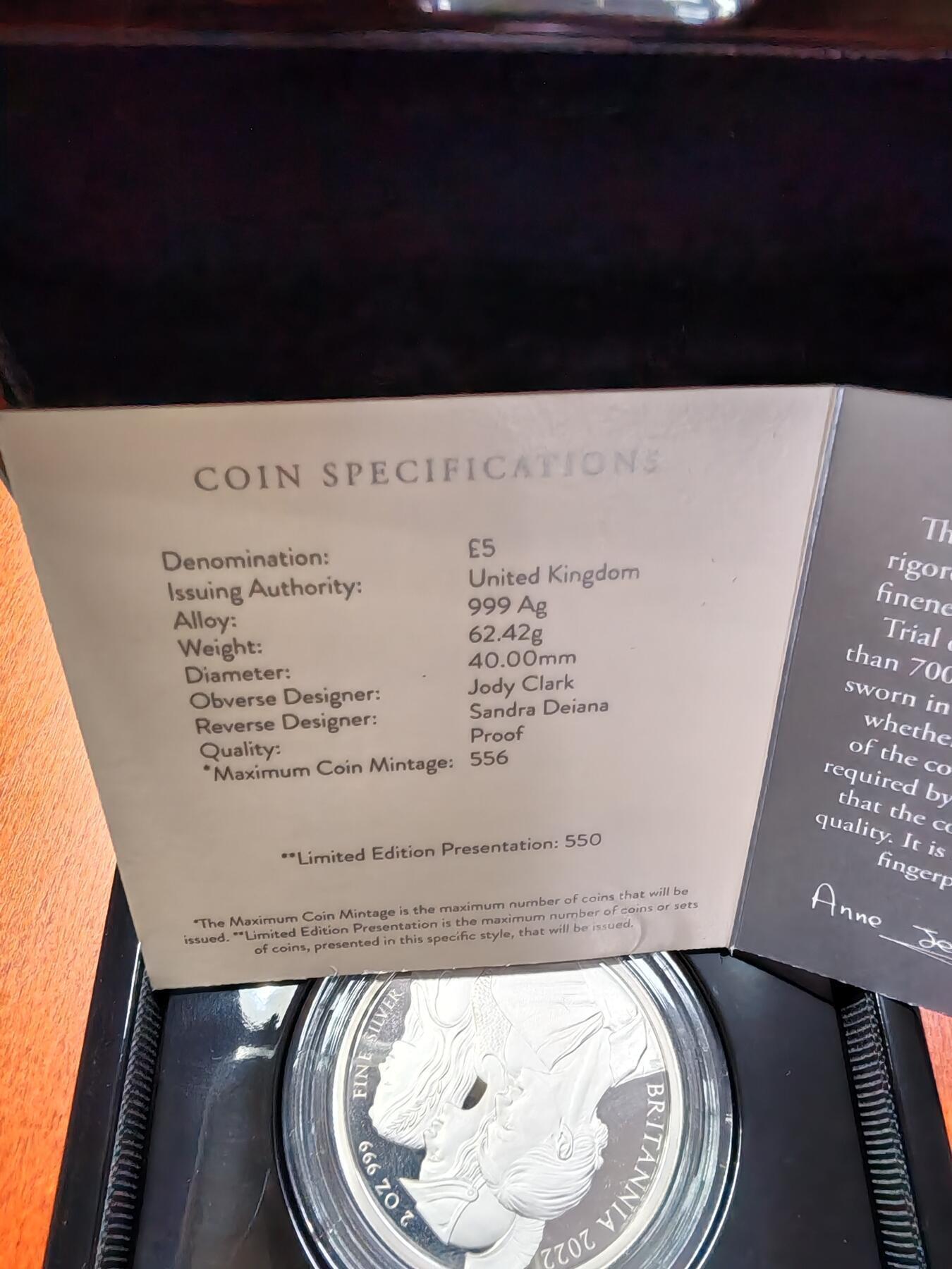 长老汇蛇年精选第九十一场拍卖 2022英国不列颠女神5英镑精制银币，2盎司999银，550枚，盒证全，钢琴烤漆木盒，仪式感十足的英国皇家造币厂包装盒
