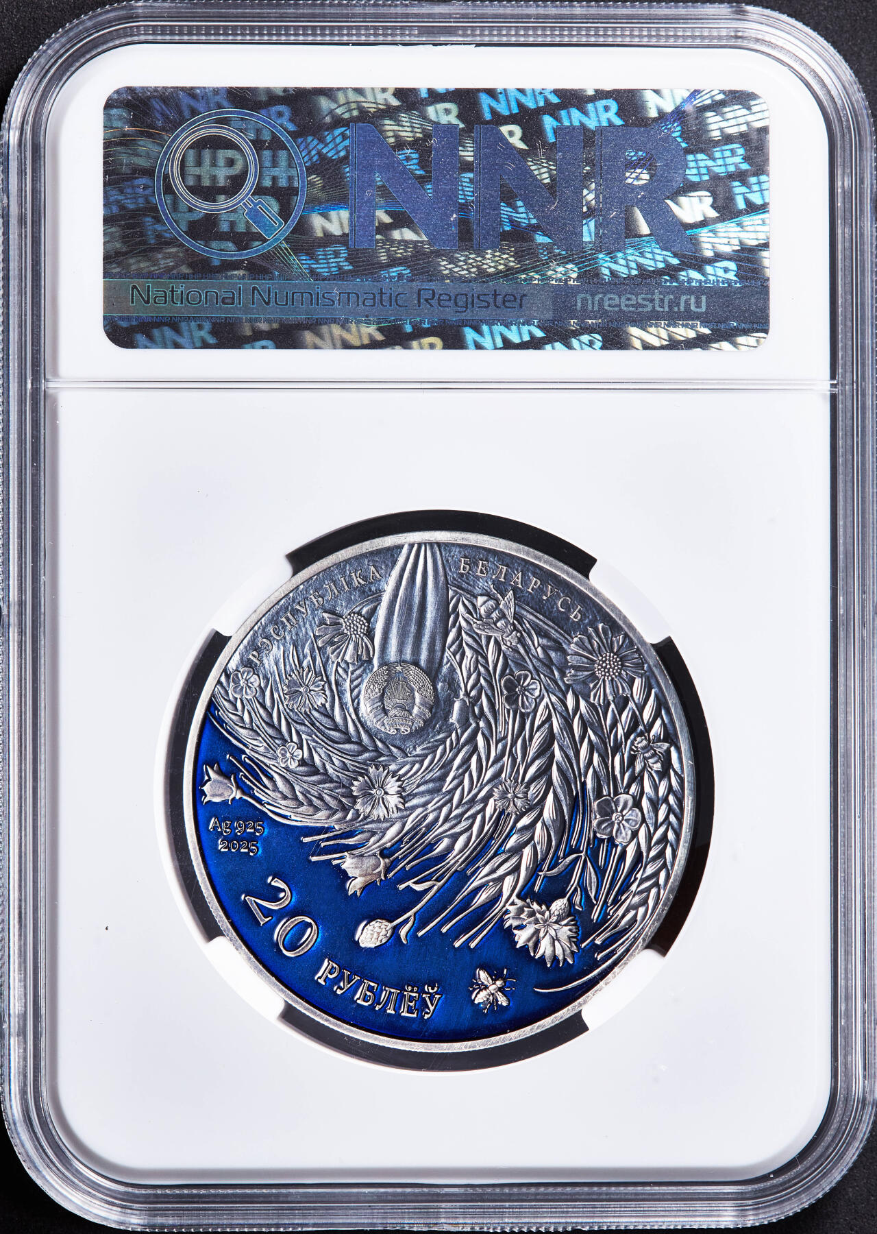 【俄甄集藏】2026年(046)01-07 星期三 晚 19:30 全场包邮 白俄罗斯2025年纪念世界反法西斯胜利80周年20卢布仿古纪念银币，HHP MS69，带证书，热门品种，康乃馨的红色点睛之笔，直径50mm，重67.26克，发行量2500枚
