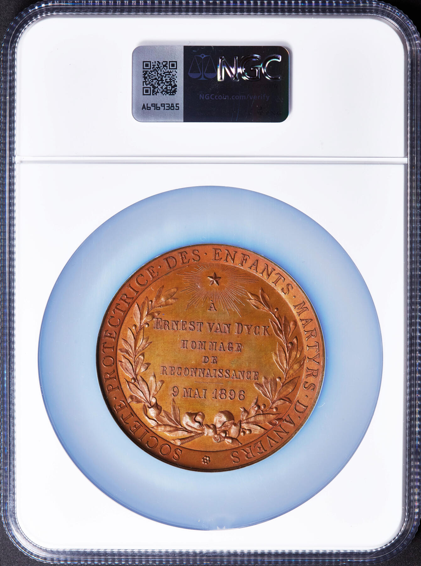 【俄甄集藏】2026年(046)01-07 星期三 晚 19:30 全场包邮 比利时1896年纪念安特卫普儿童保护协会公益大铜章，NGC MS64，高浮雕，原铜光犹在，雕刻名家贝特斯作品，顶级状态，直径66mm
