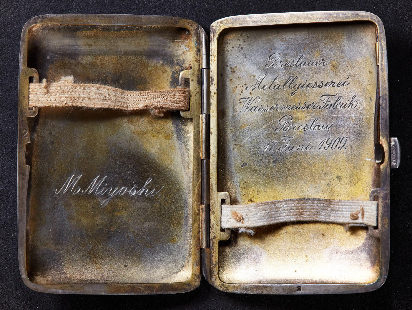 【俄甄集藏】2026年(046)01-07 星期三 晚 19:30 全场包邮 德国1909年内镀金古董银烟盒，长：85mm，宽：60mm，厚：13mm，重量：65.53克，内有铭文