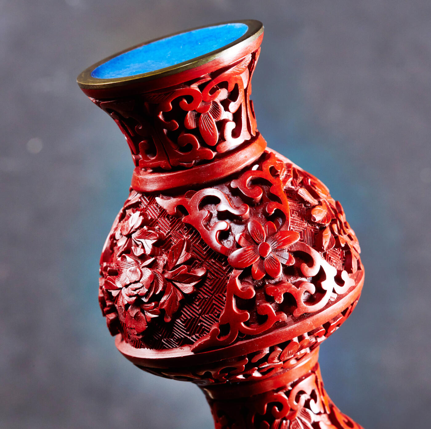 【俄甄集藏】2026年(046)01-07 星期三 晚 19:30 全场包邮 中国1950-1970年代出口换汇时期剔红漆器花瓶两支一对，铜胎蓝瓷底，满工纹饰，高：105mm，宽直径：60mm，底座：40mm