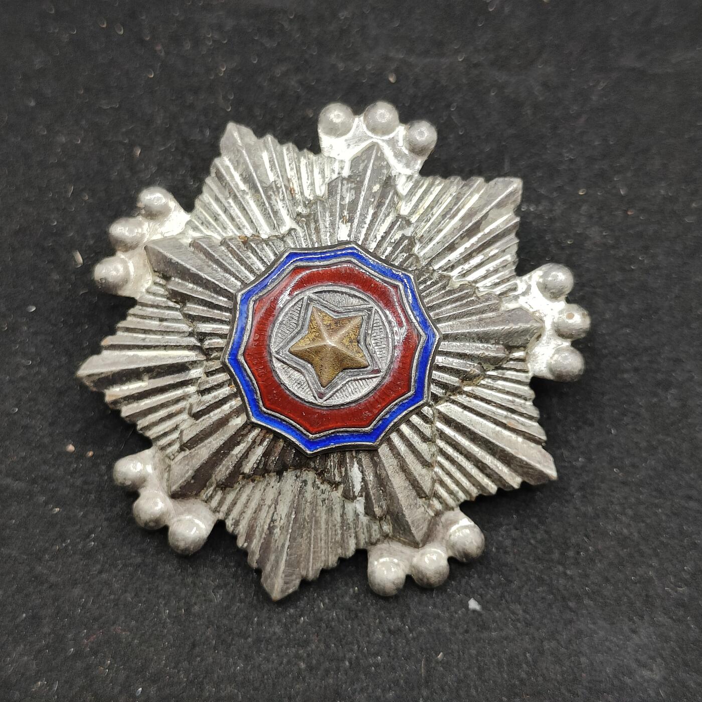 0元起拍勋章 第322期 咸鱼国勋章拍卖专场 1月4日（周日）下午6：00开始 朝鲜三级国旗勋章 别针改盘扣