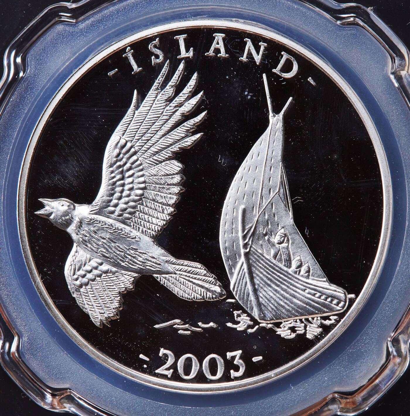 【俄甄集藏】2026年(046)01-07 星期三 晚 19:30 全场包邮 冰岛2003年纪念公元9世纪弗洛基·维尔格扎松利用“渡鸦”导航向探险精制银章，信泰 PF68UC，重22克，999银